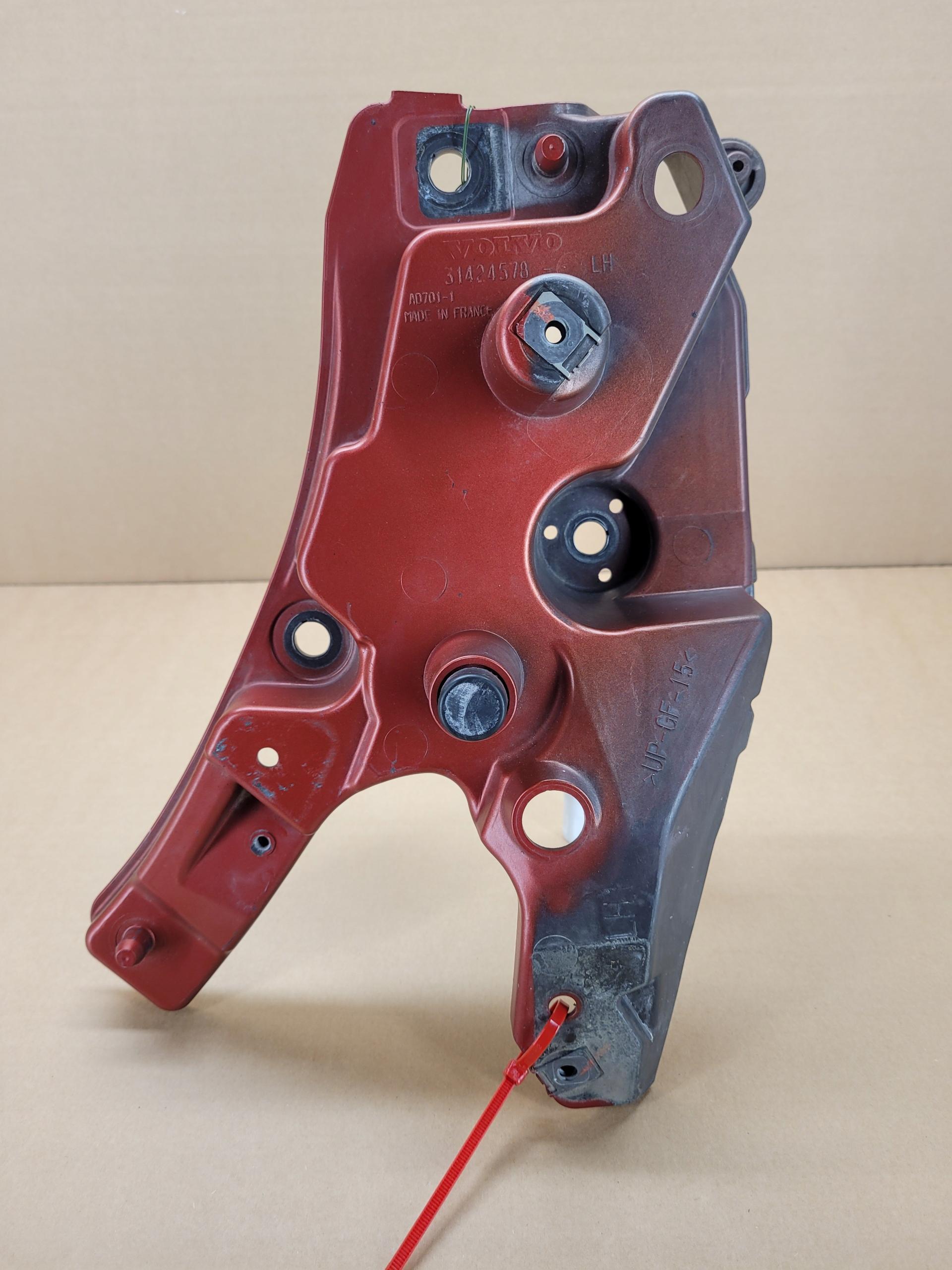 XC67254 31424578 - ЛІВЕ КРІПЛЕННЯ БРИЗГОВИКИ VOLVO XC60 II 725