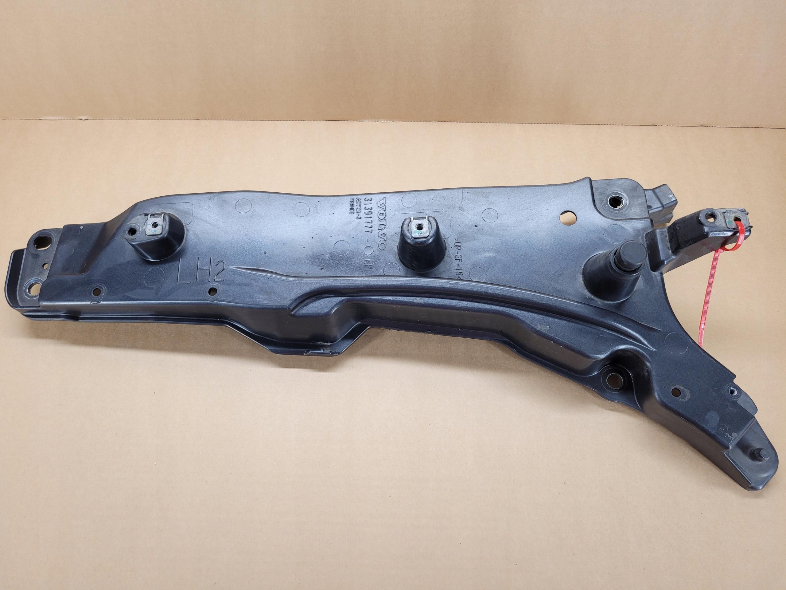 XC0492 31391777 - ЛЕВОЕ КРЕПЛЕНИЕ КРОНШТЕЙН КРЫЛА XC90 II ЦВЕТ 492