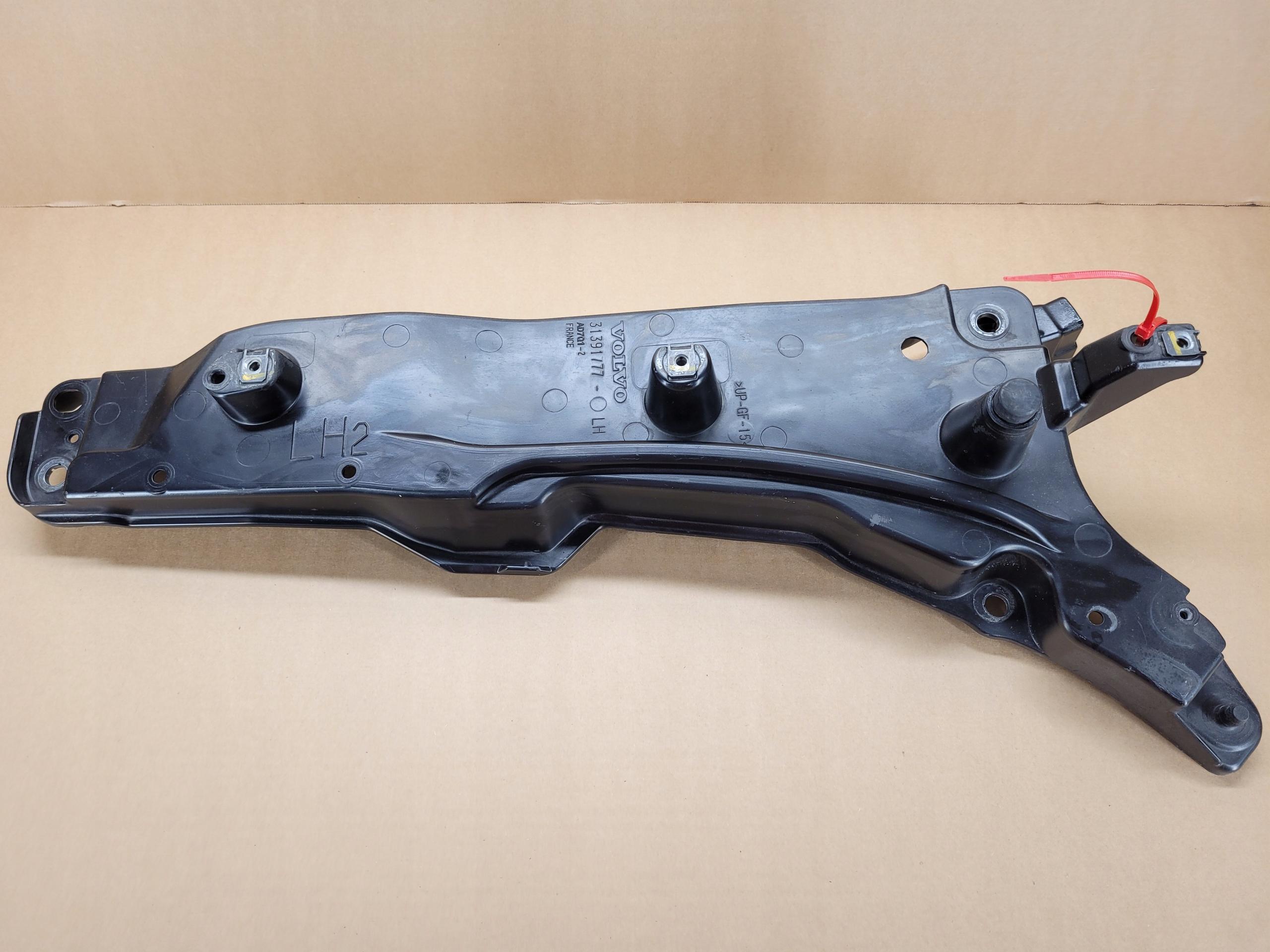 XC9717 31391777 - ЛІВЕ КРІПЛЕННЯ КРОНШТЕЙН КРИЛА XC90 II КОЛІР 717