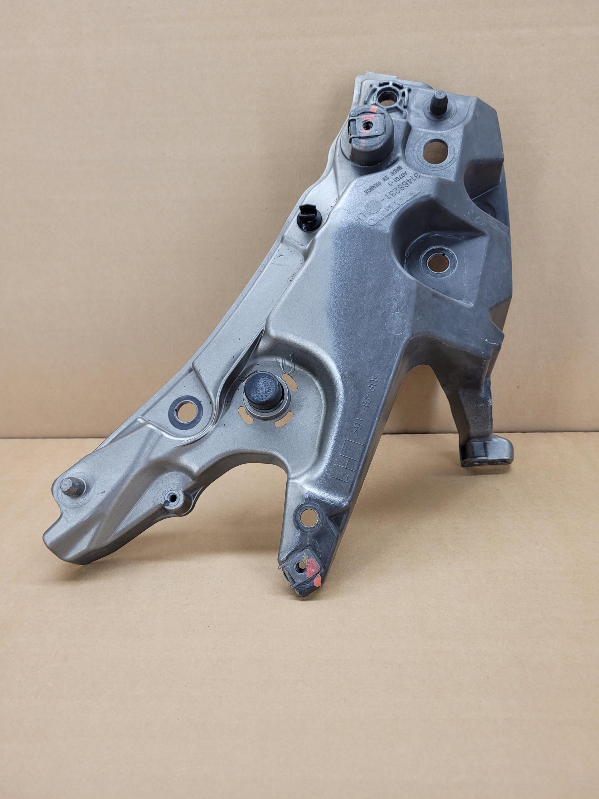 7727 32288930 - Лівий слайд кріплення крила V60 II S60 III 727