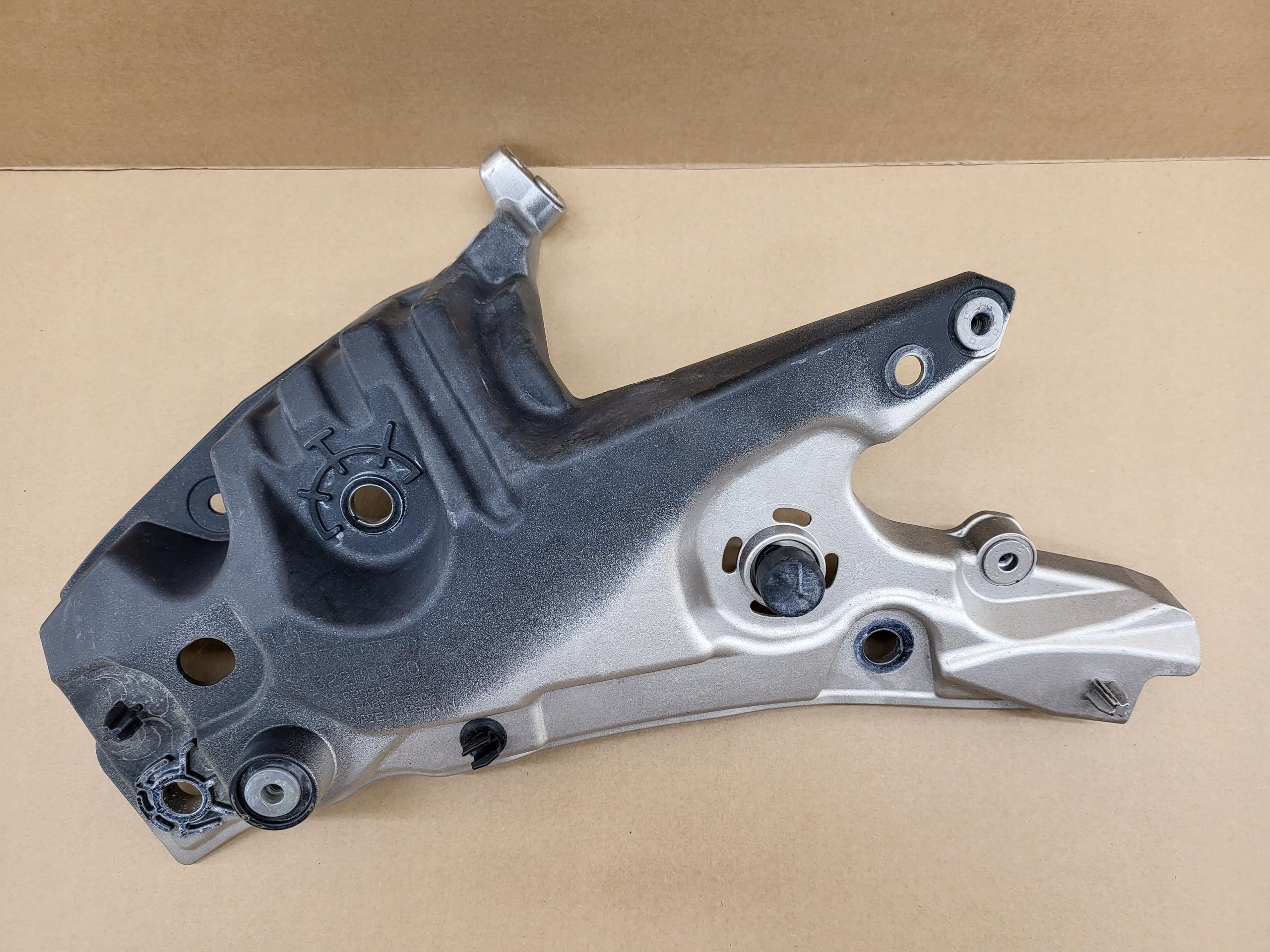 0390 32288930 - Ліве ковзання кріплення крила VOLVO V60 S60 736