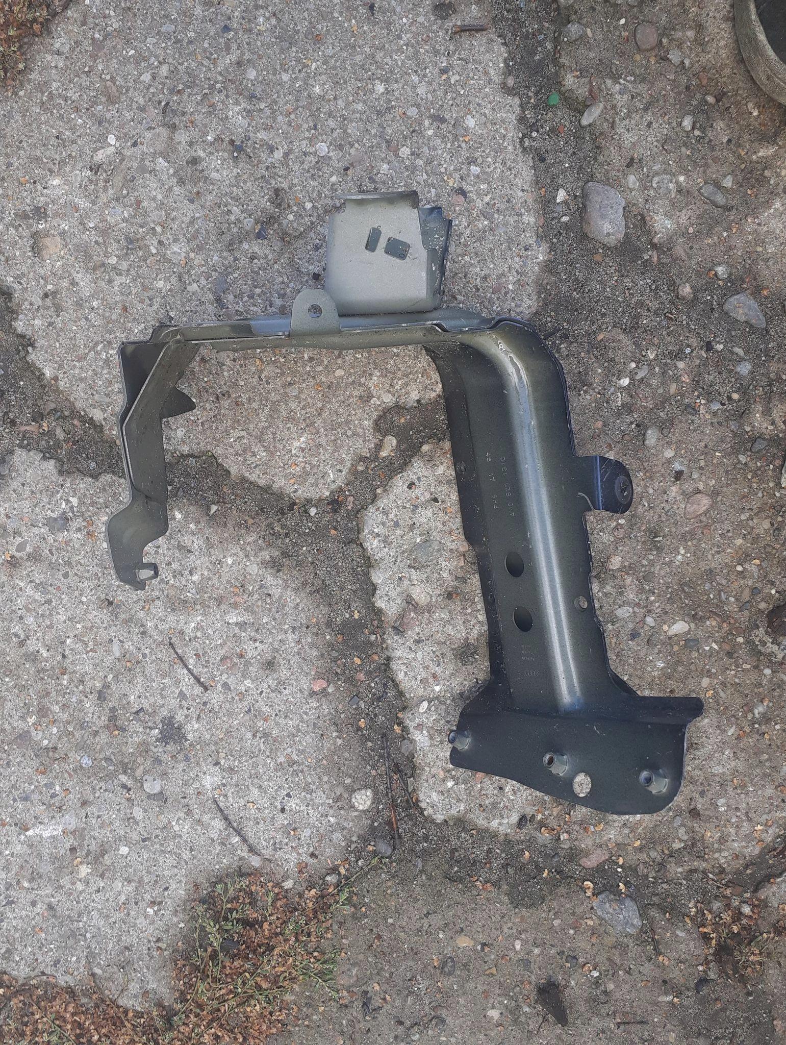 Левый кронштейн крыла AUDI Q7 4M0821137B