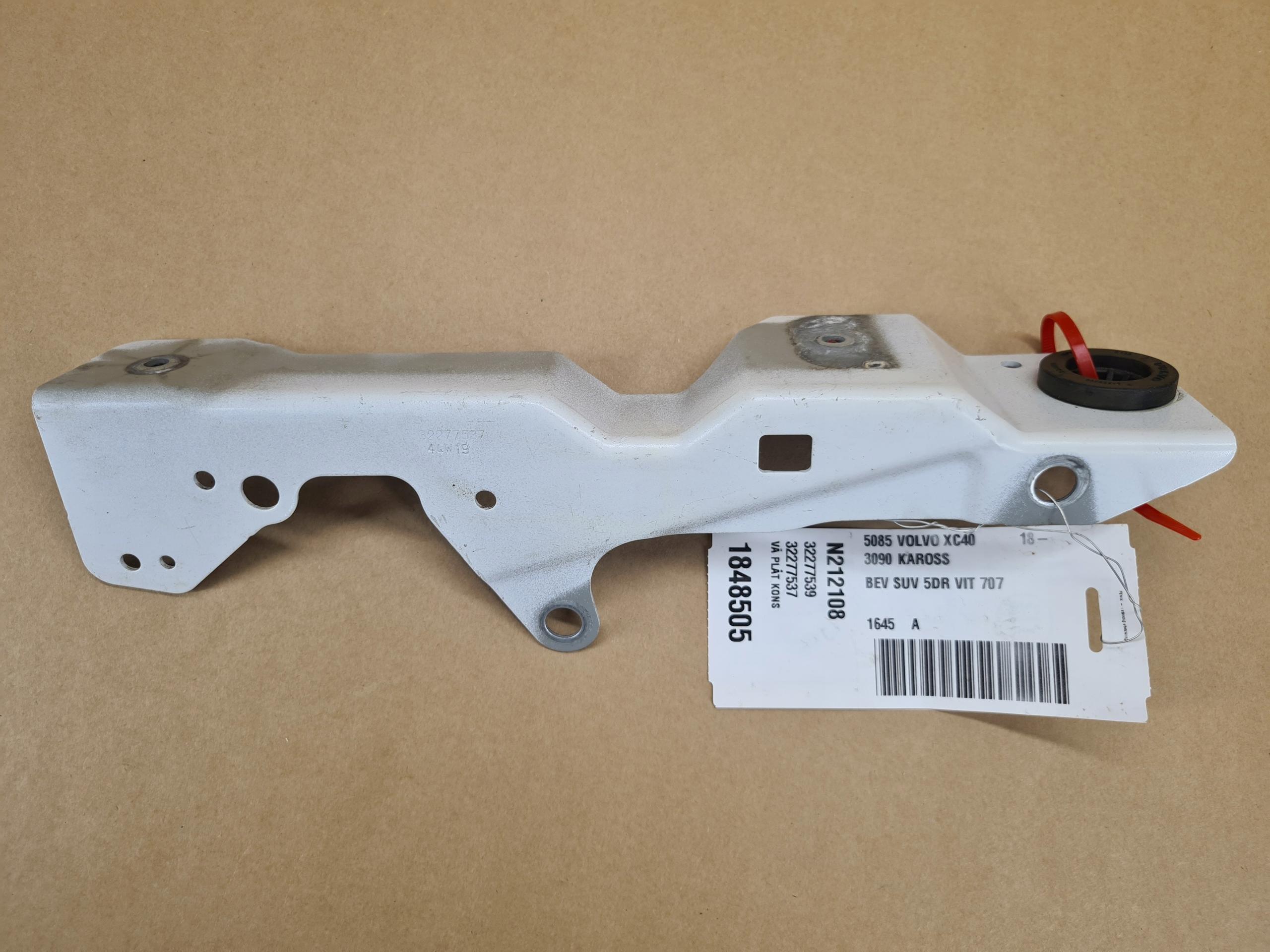 3807 32277537 - Левый кронштейн крепление крыла XC40 C40 707