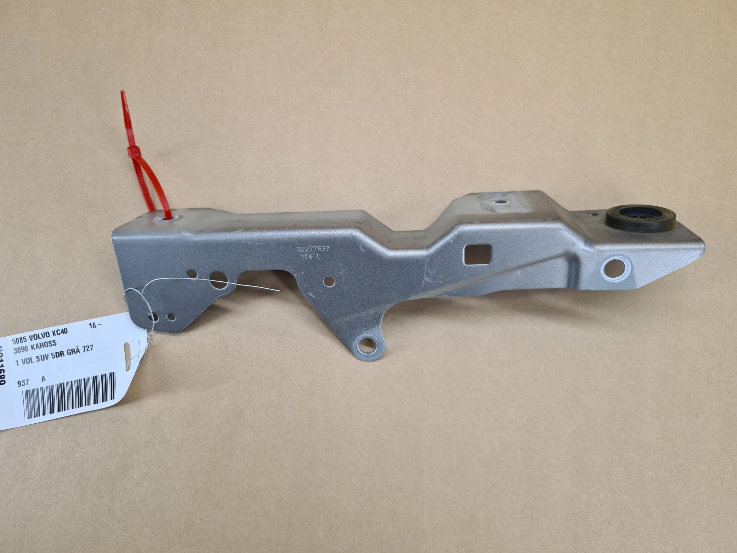 3827 32277537 - Лівий кронштейн кріплення крила XC40 C40 727