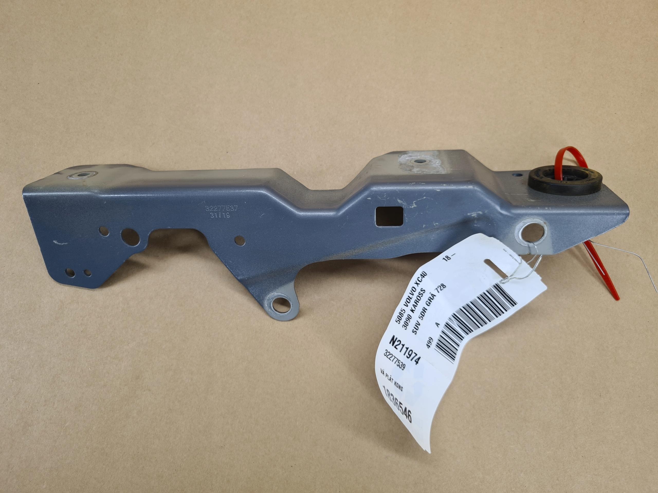 3828 32277537 - Лівий кронштейн кріплення крила XC40 C40 728
