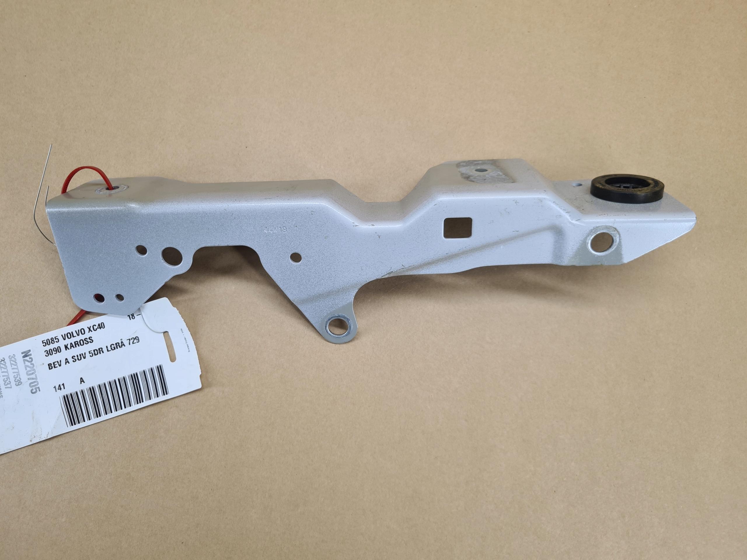 3829 32277537 - Левый кронштейн крепление крыла XC40 C40 729