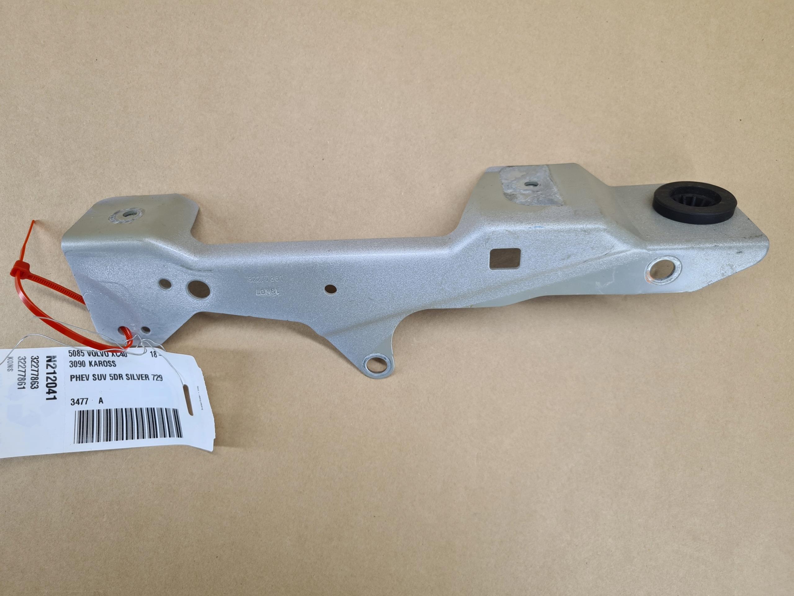 3729 31469382 - Лівий кронштейн кріплення крила XC40 C40 729