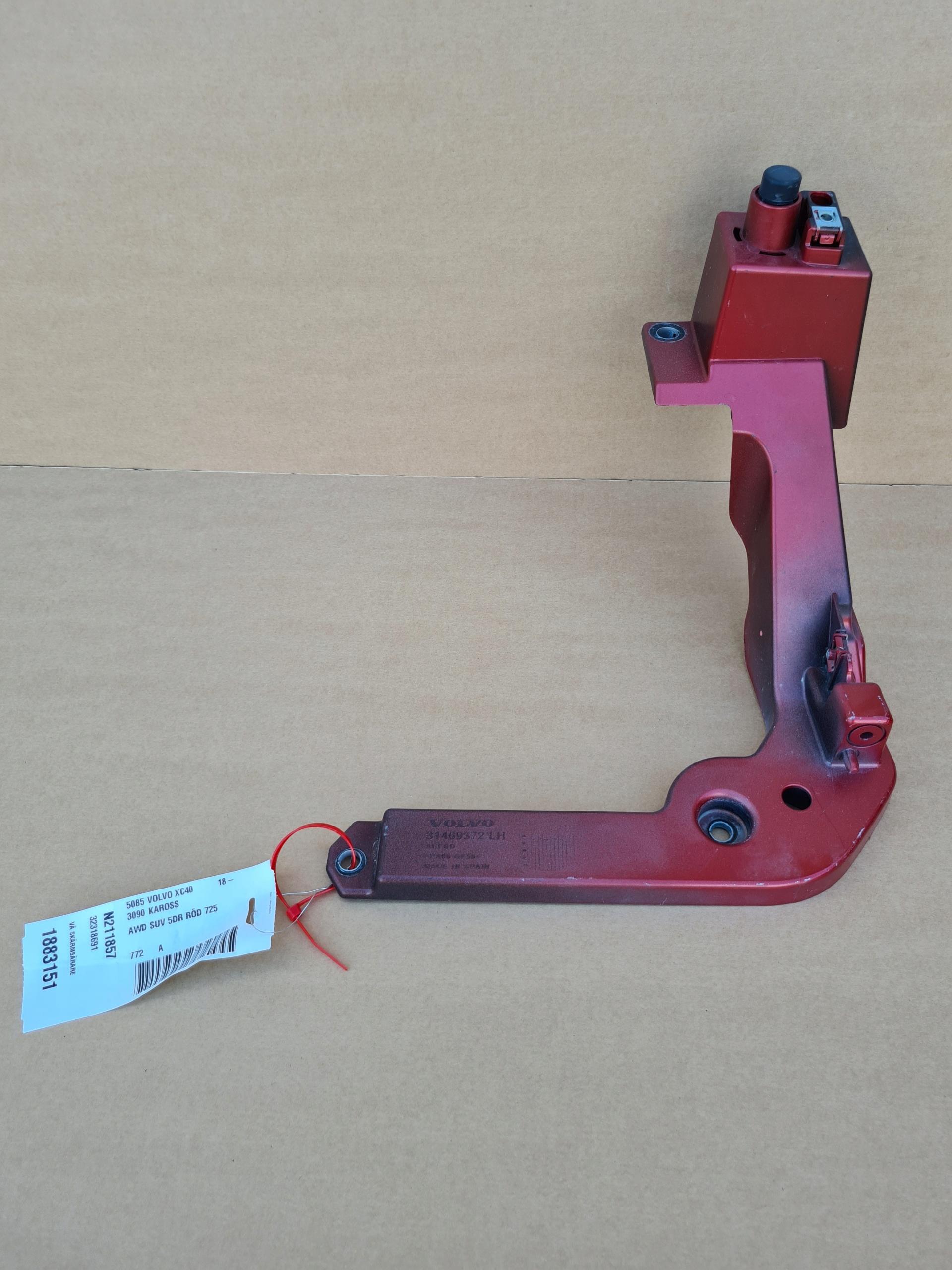 1425 32318691 - ЛЕВЫЙ КРОНШТЕЙН ОКУЛЯР КРЕПЛЕНИЕ КРЫЛА XC40 725