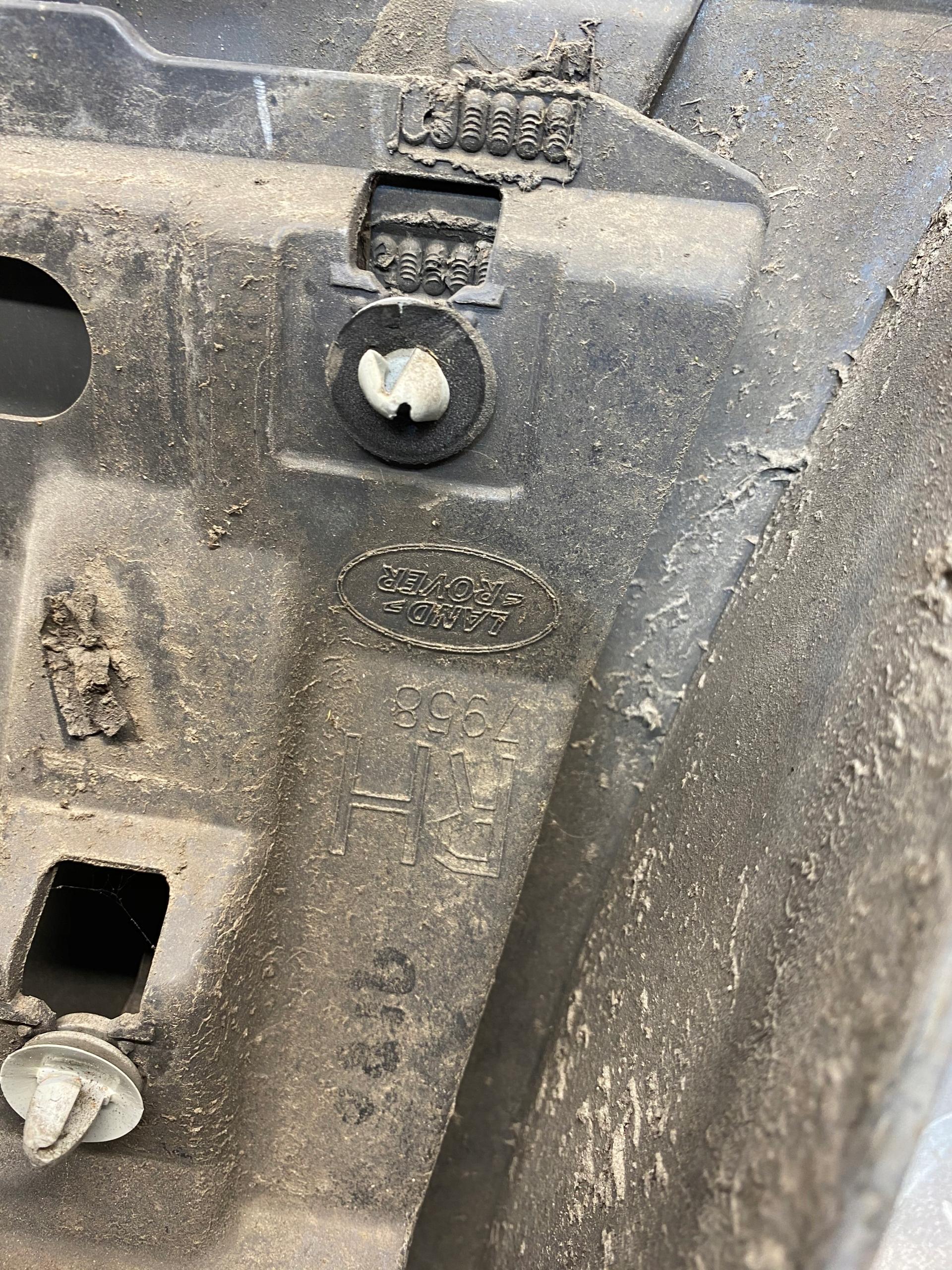 BJ32-274A48-AB - БРИЗГОВИКИ ЗАДНІЙ ПРАВИЙ EVOQUE 3 ДВЕРІ 3D LRC797