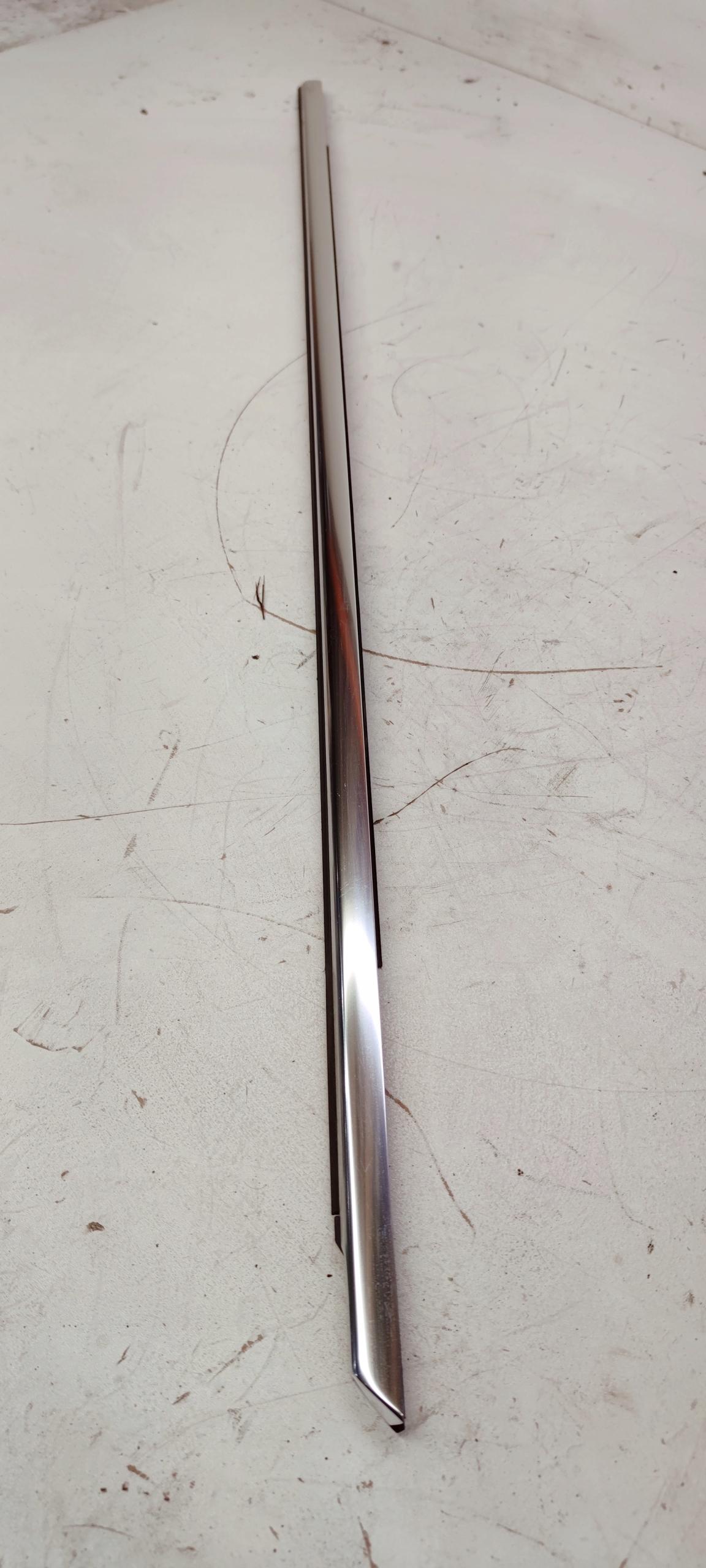 Хромована накладка дверей AUDI A4 B9 ліва передня 8W0853283