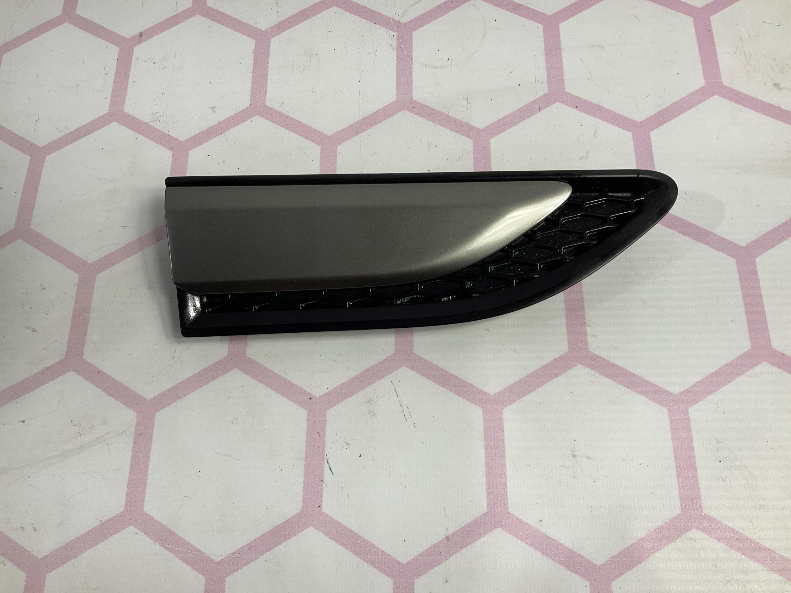 LR066244 - ДЕКОРАТИВНА ПЛАНКА КРИЛА ПРАВА DISCO-SPORT FK72280B10