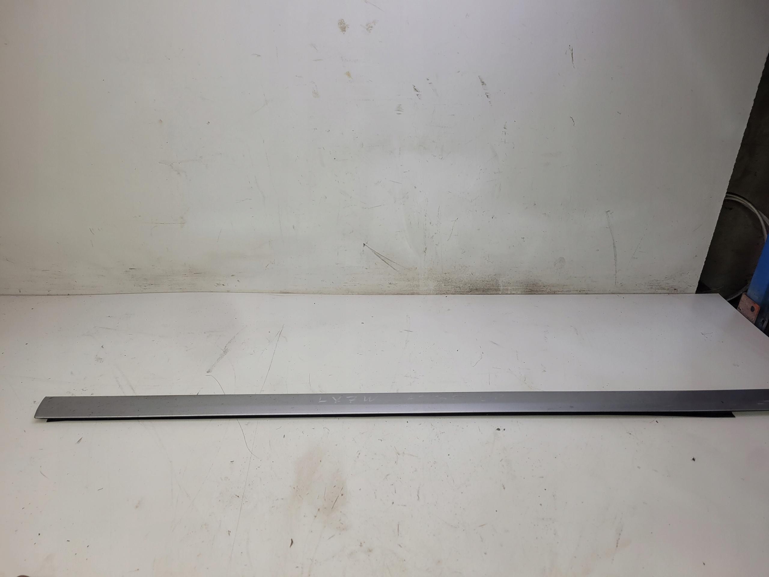 Нижняя планка двери левая передняя AUDI A3 8P3 LX7W 3D