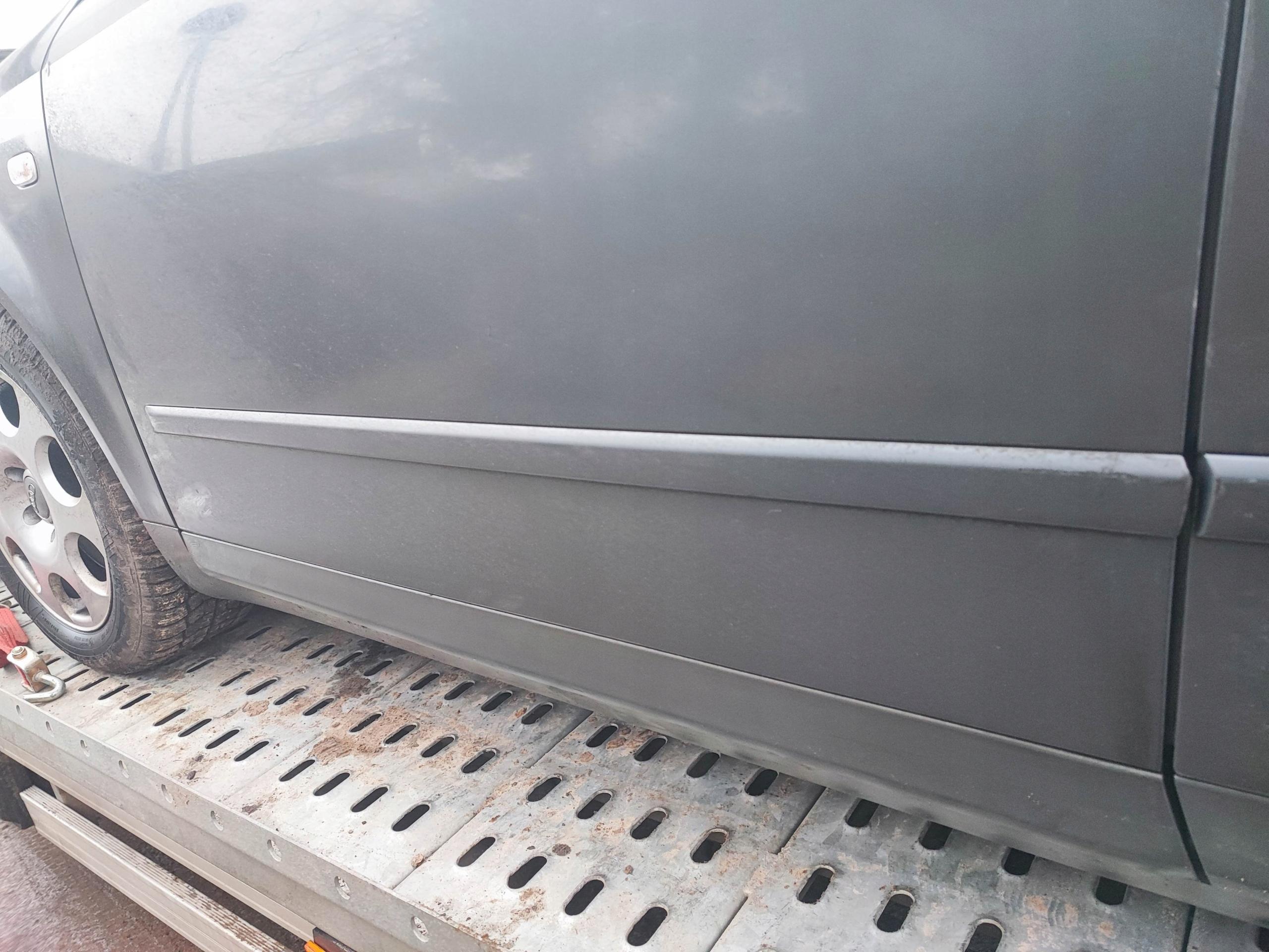 Нижня планка передньої лівої двері AUDI A4 B6 сіра