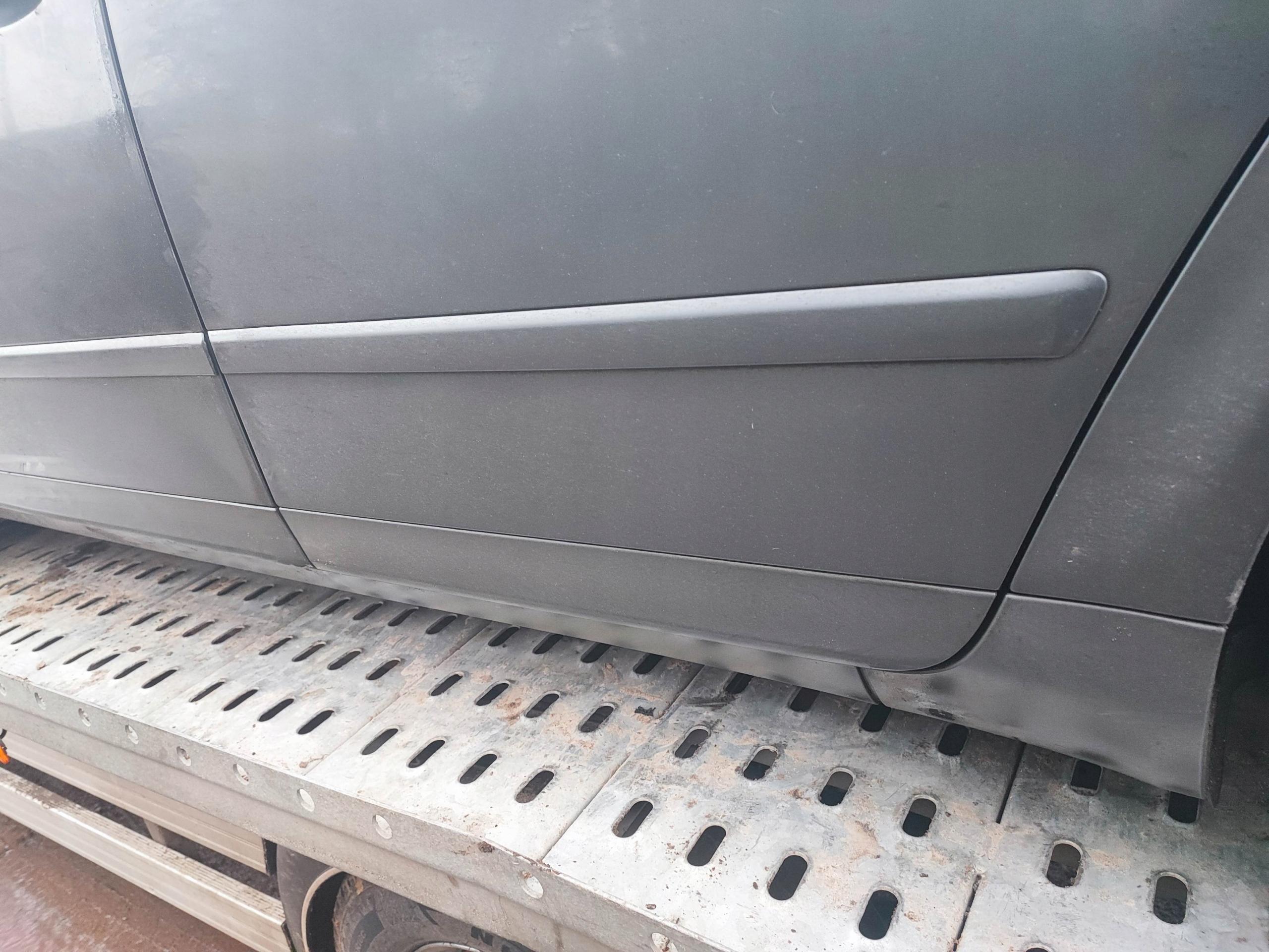 Молдинг нижньої двері задній лівий AUDI A4 B6 сірий