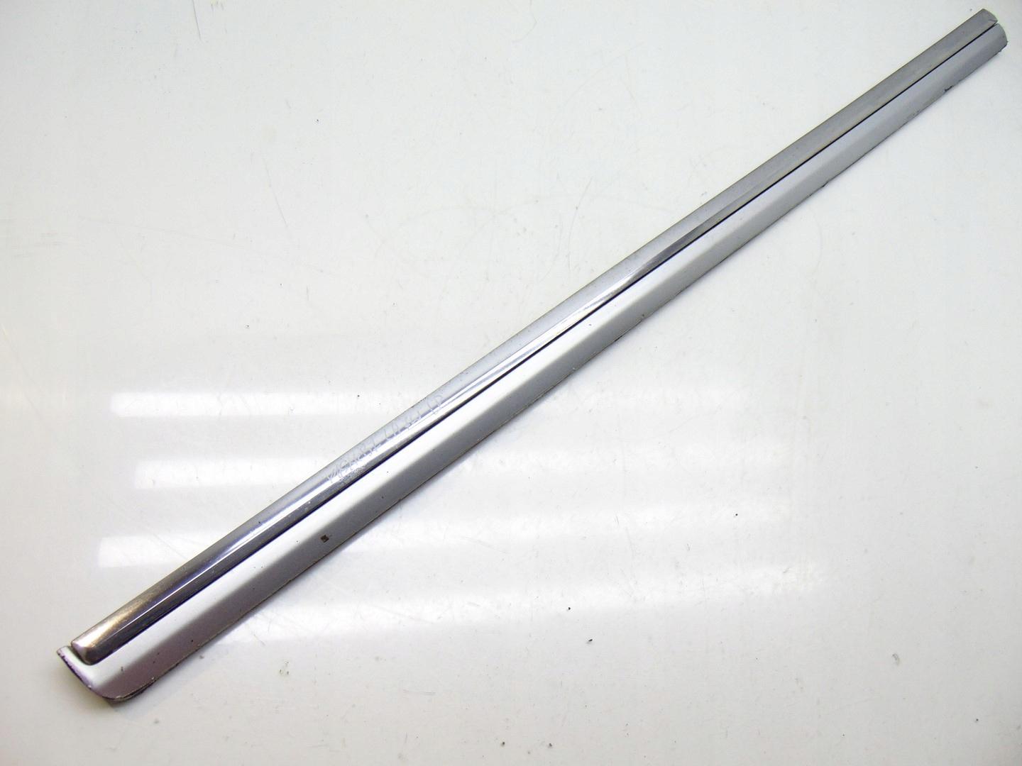 LA7W - Молдинг двері лівий передній VW PASSAT B7 3AA854939A