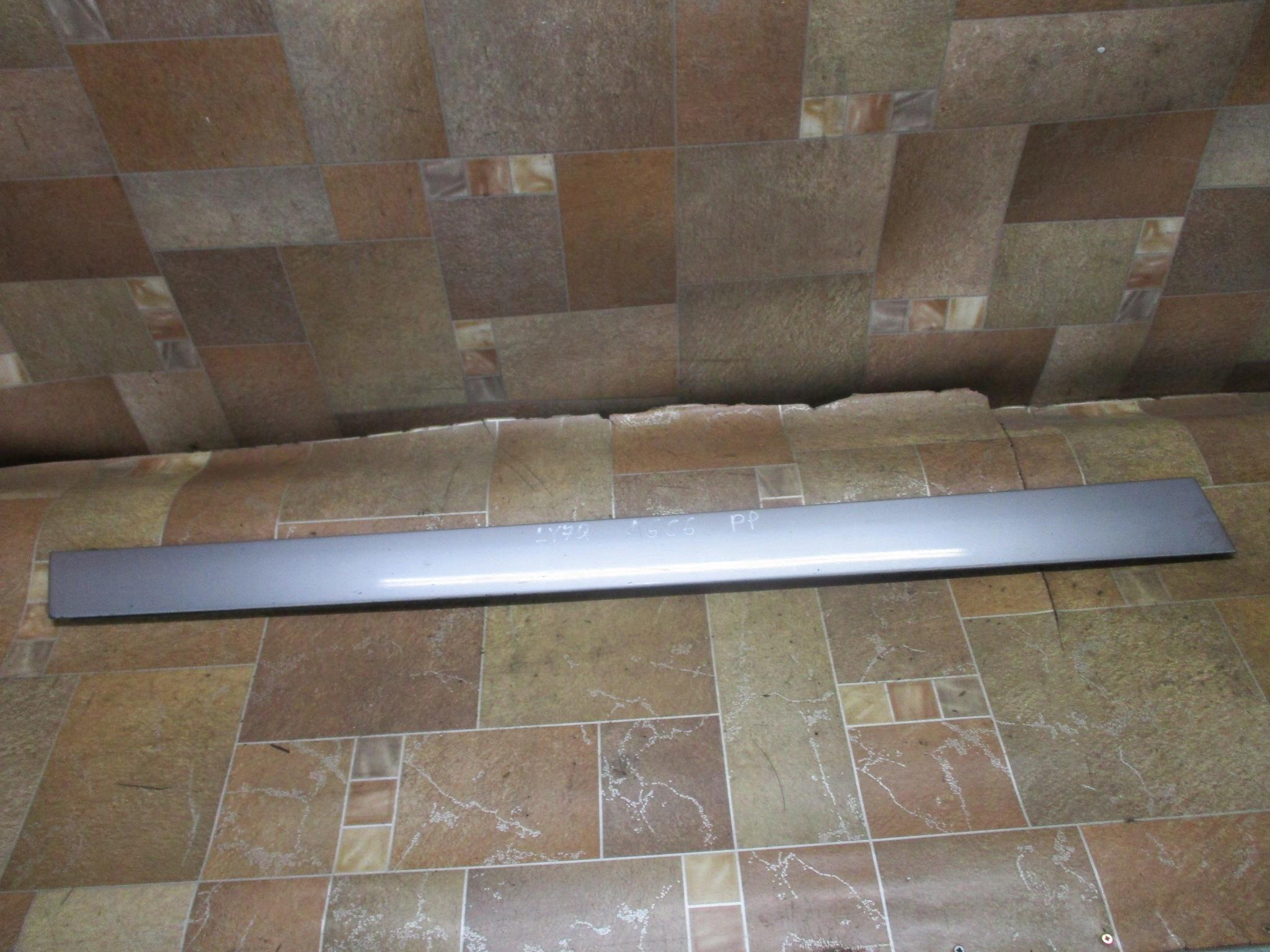 Молдинг правої передньої двері AUDI A6 C6 LY7Q