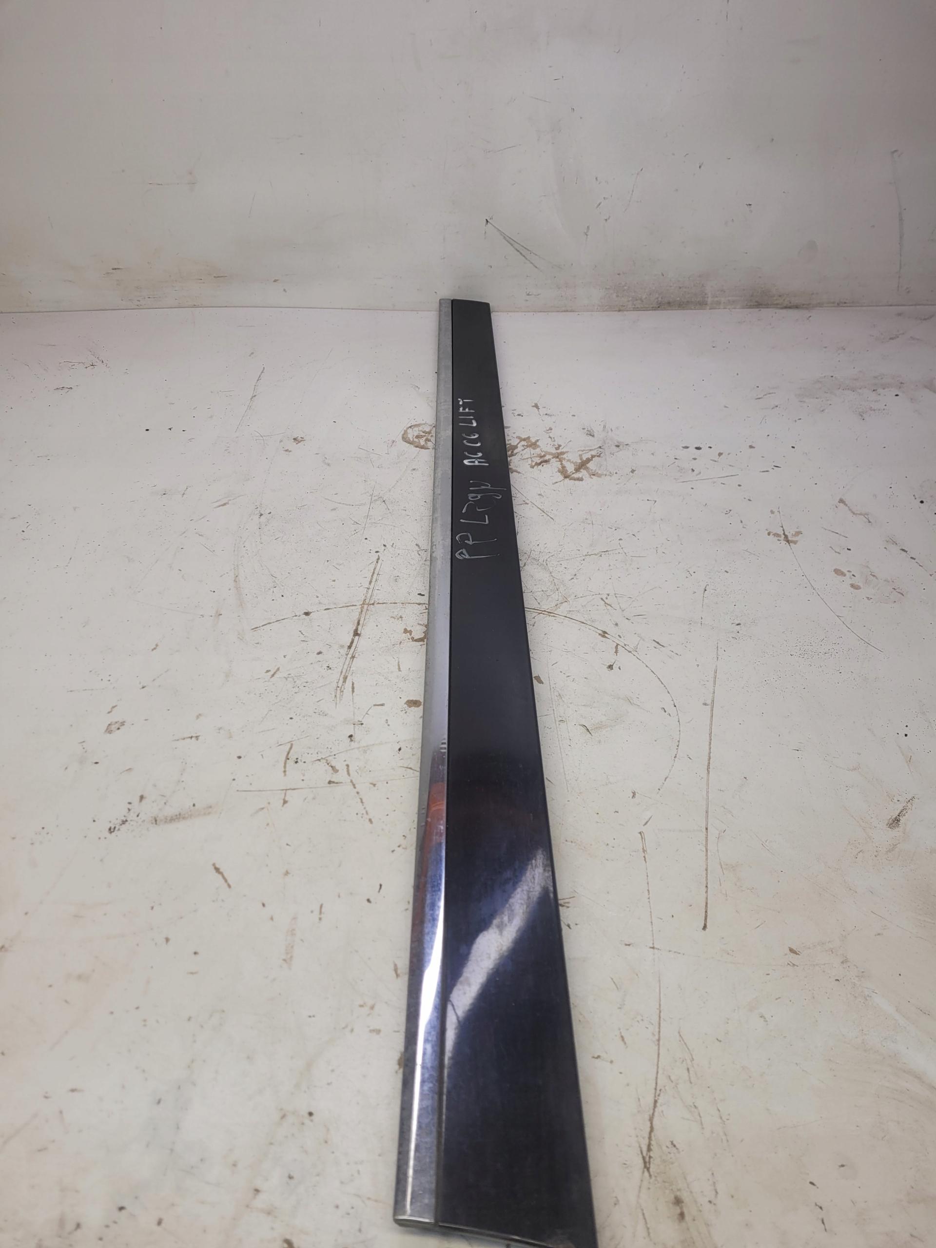 4F0853960J 4F0853960J - Молдинг правої передньої двері AUDI A6 C6 LIFT LZ9Y