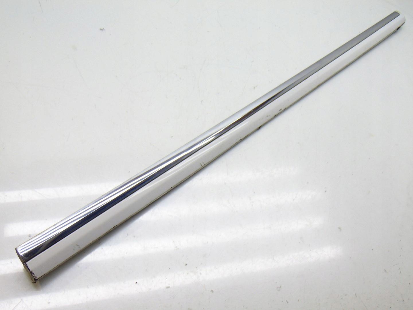 Молдинг двері правий передній VW PASSAT B7 3AA854940A