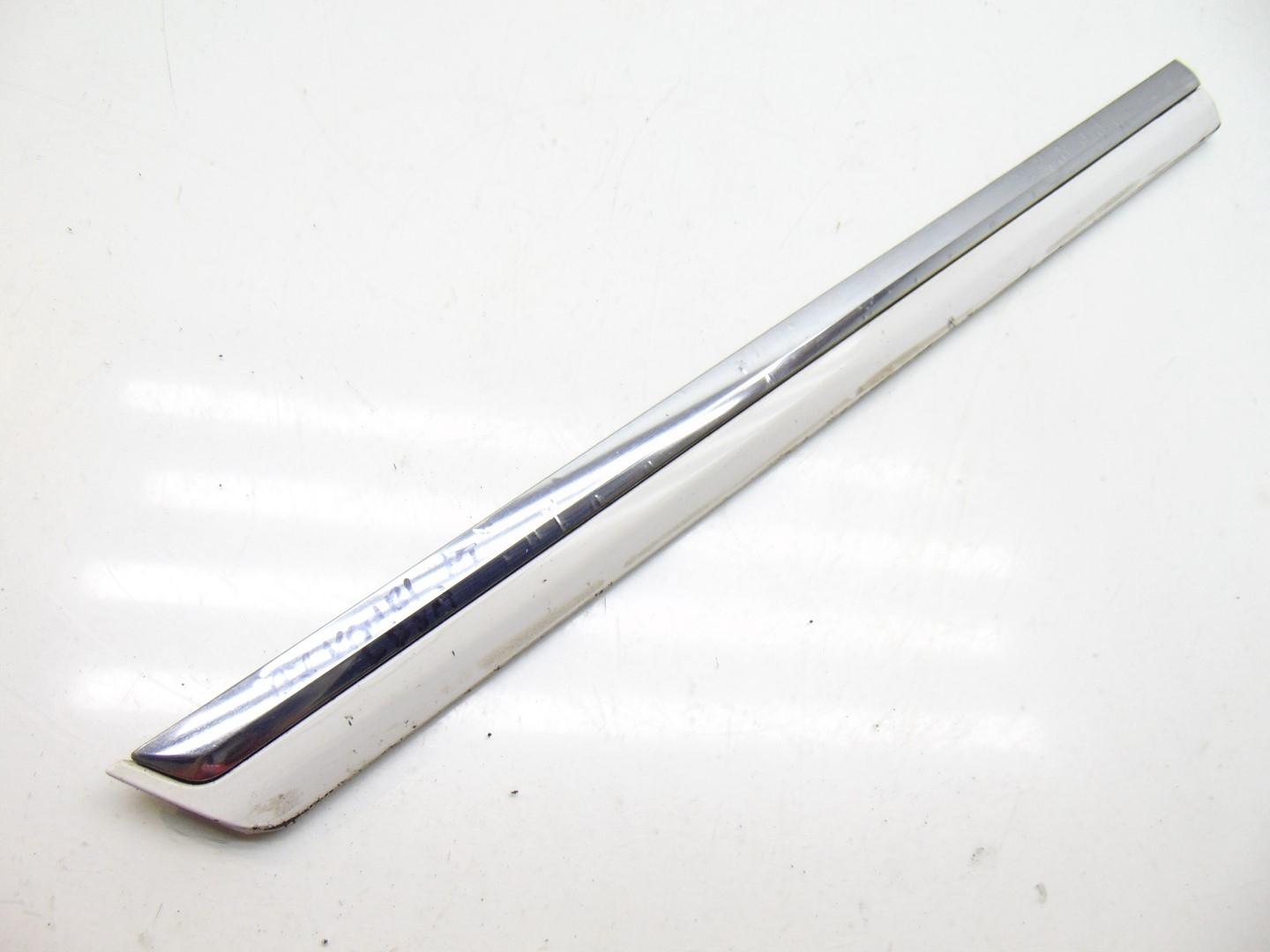 LB9A - Молдинг двері правий задній VW PASSAT B7 3AA854950A