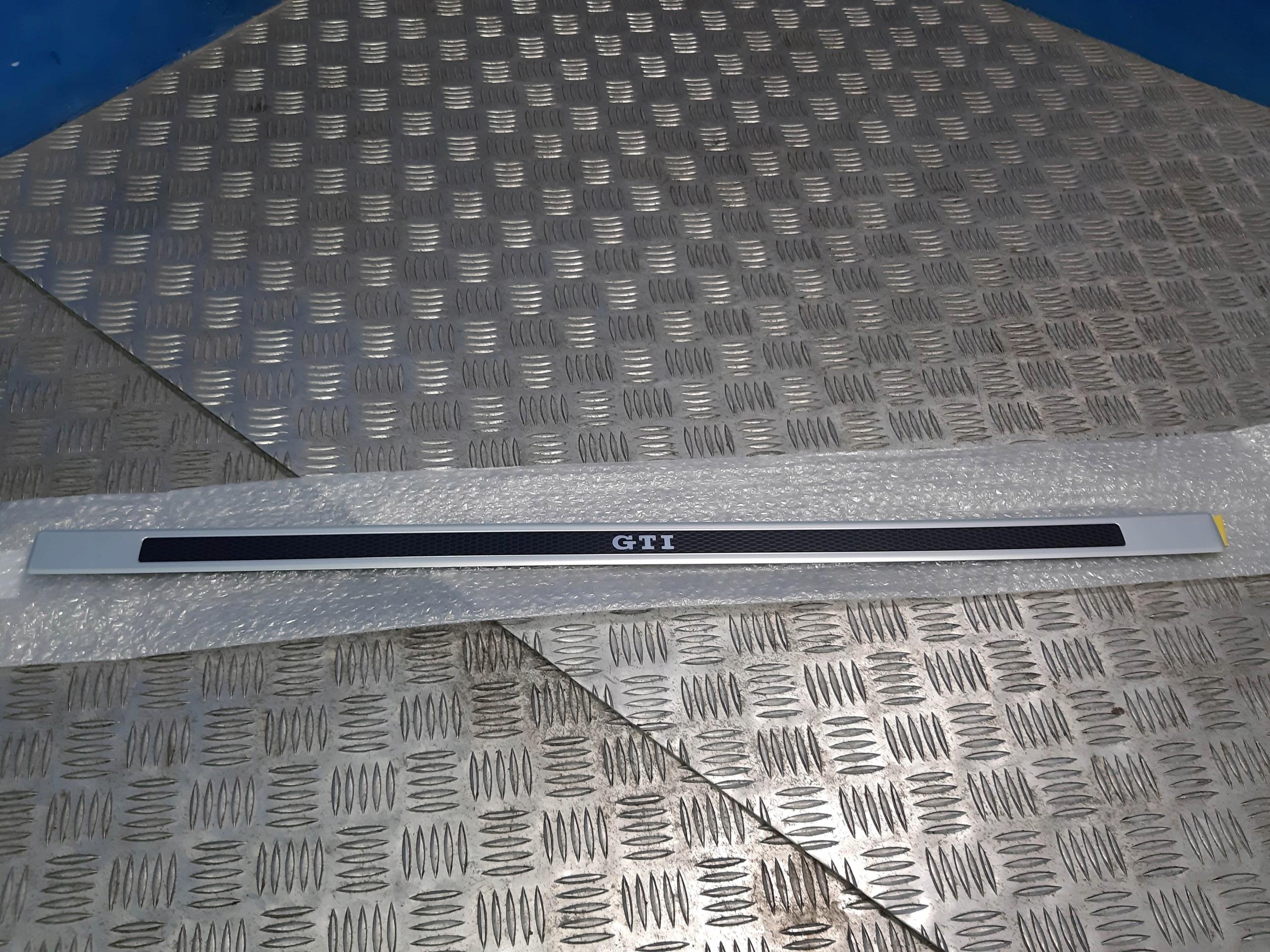 ОБШИВКА ПОРОГА VW UP! GTI 1S3853537Q