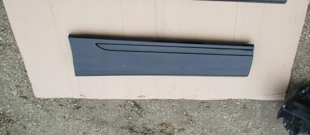 Накладка правая на заднюю дверь AUDI Q8 4M8853060D