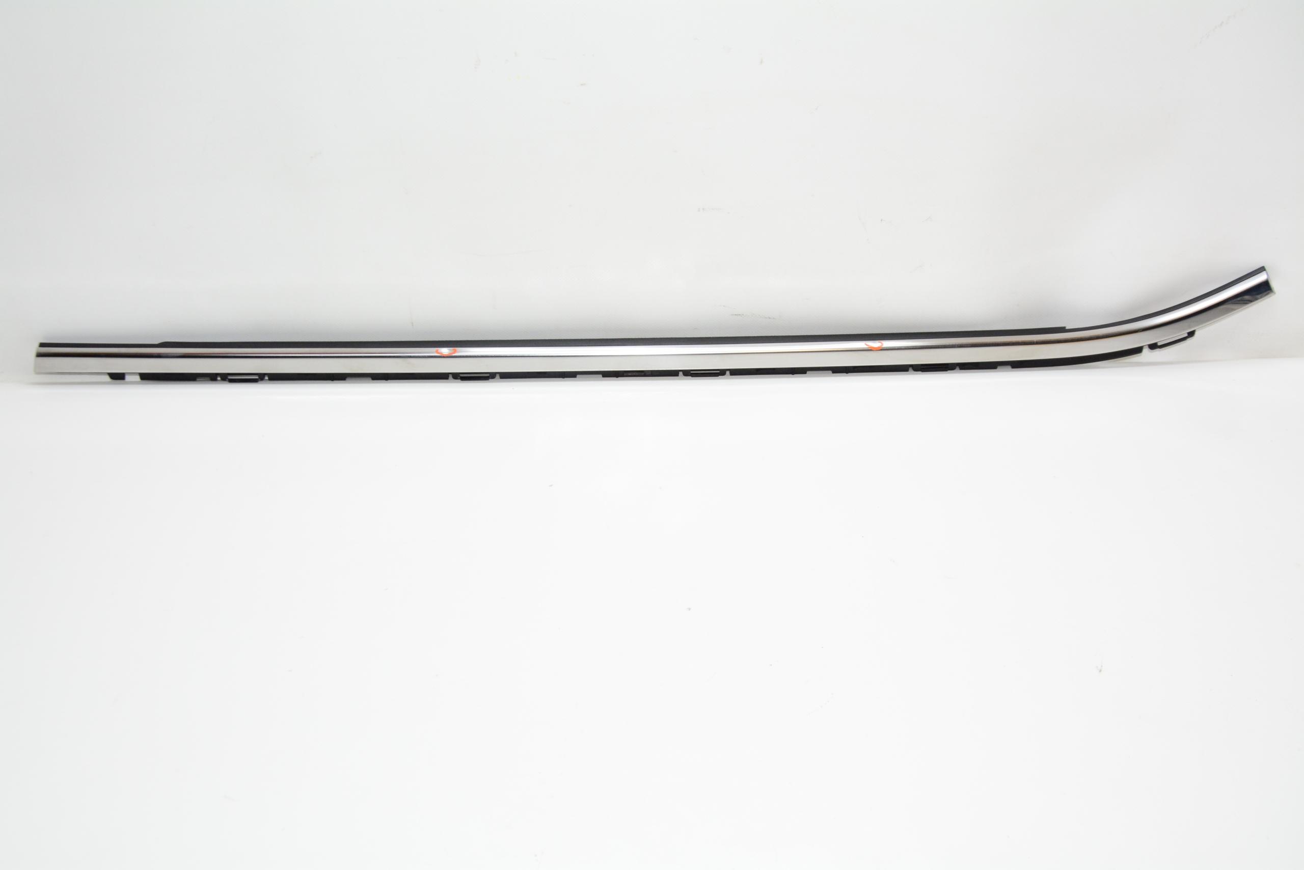 828219808R - ХРОМИРОВАННАЯ СКРЕБКОВАЯ ПОЛОСА ЛЕВАЯ ЗАДНЯЯ CAPTUR II