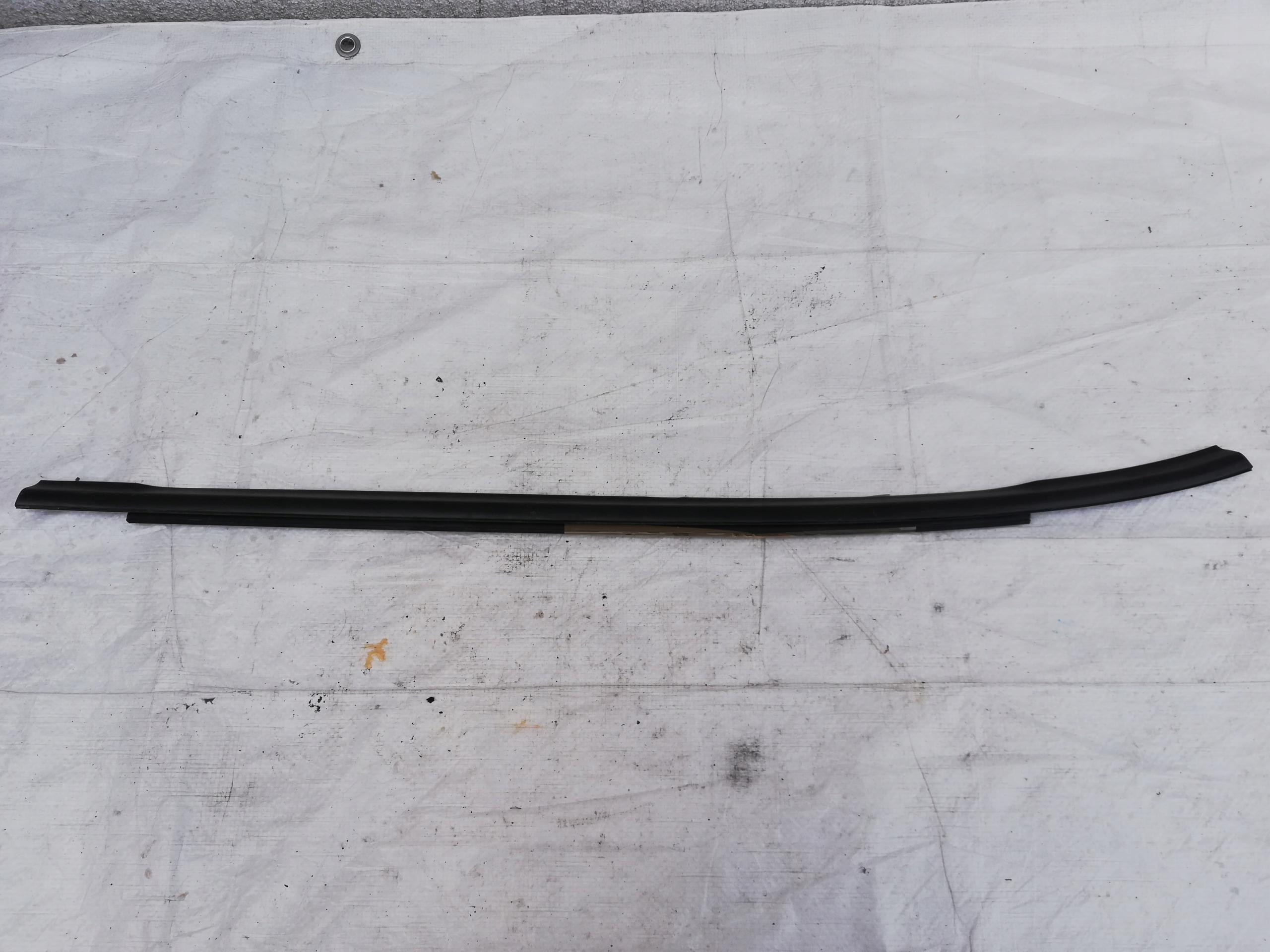 СКРЕБОК ДВЕРИ ЛЕВЫЙ ЗАДНИЙ HYUNDAI IX35