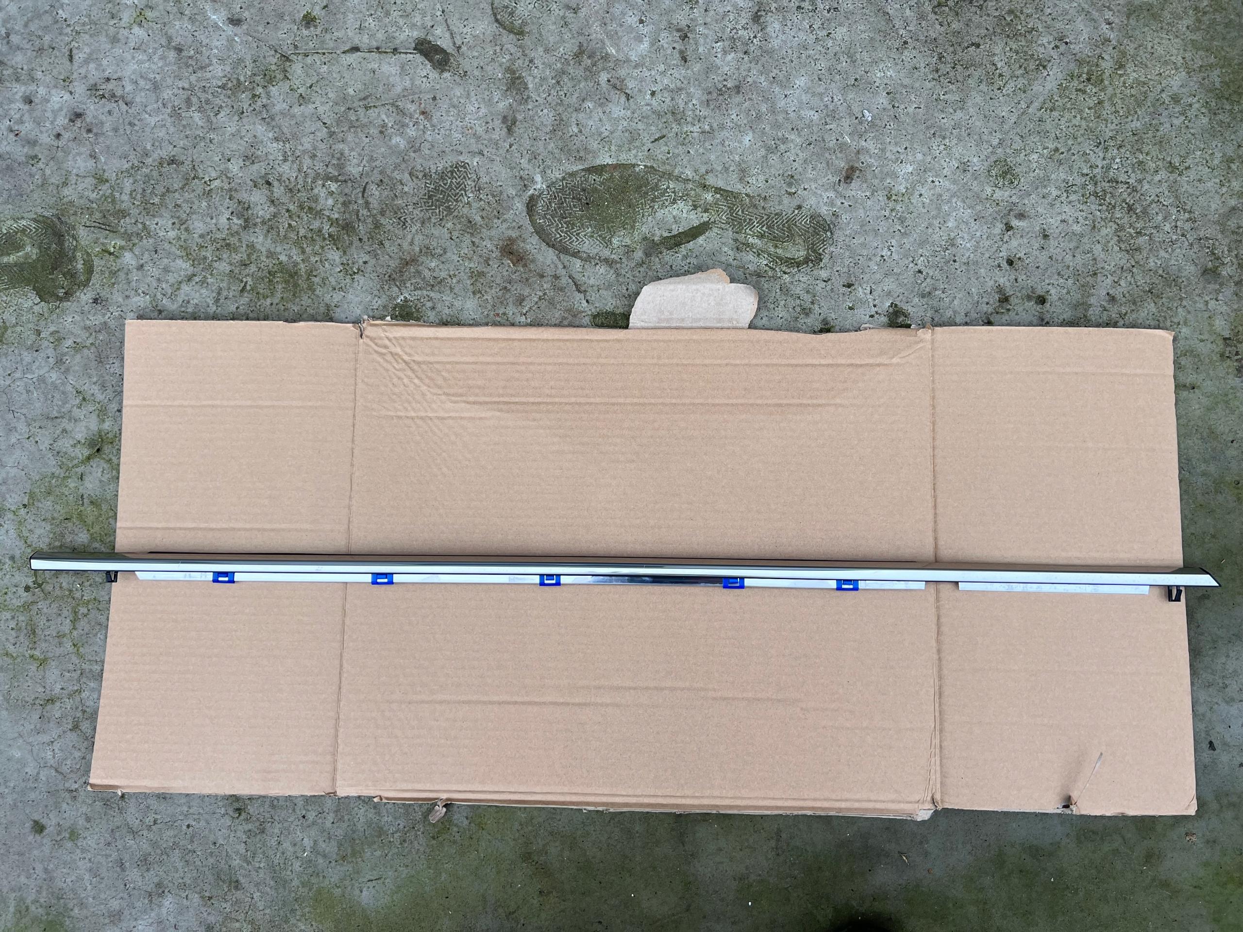 7571076040 - ОБШИВКА ДВЕРИ LEXUS UX ПЕРЕДНЯЯ ПРАВАЯ