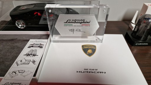 16510273849 - Оригінальний ювілейний значок Lamborghini Huracan EVO V10