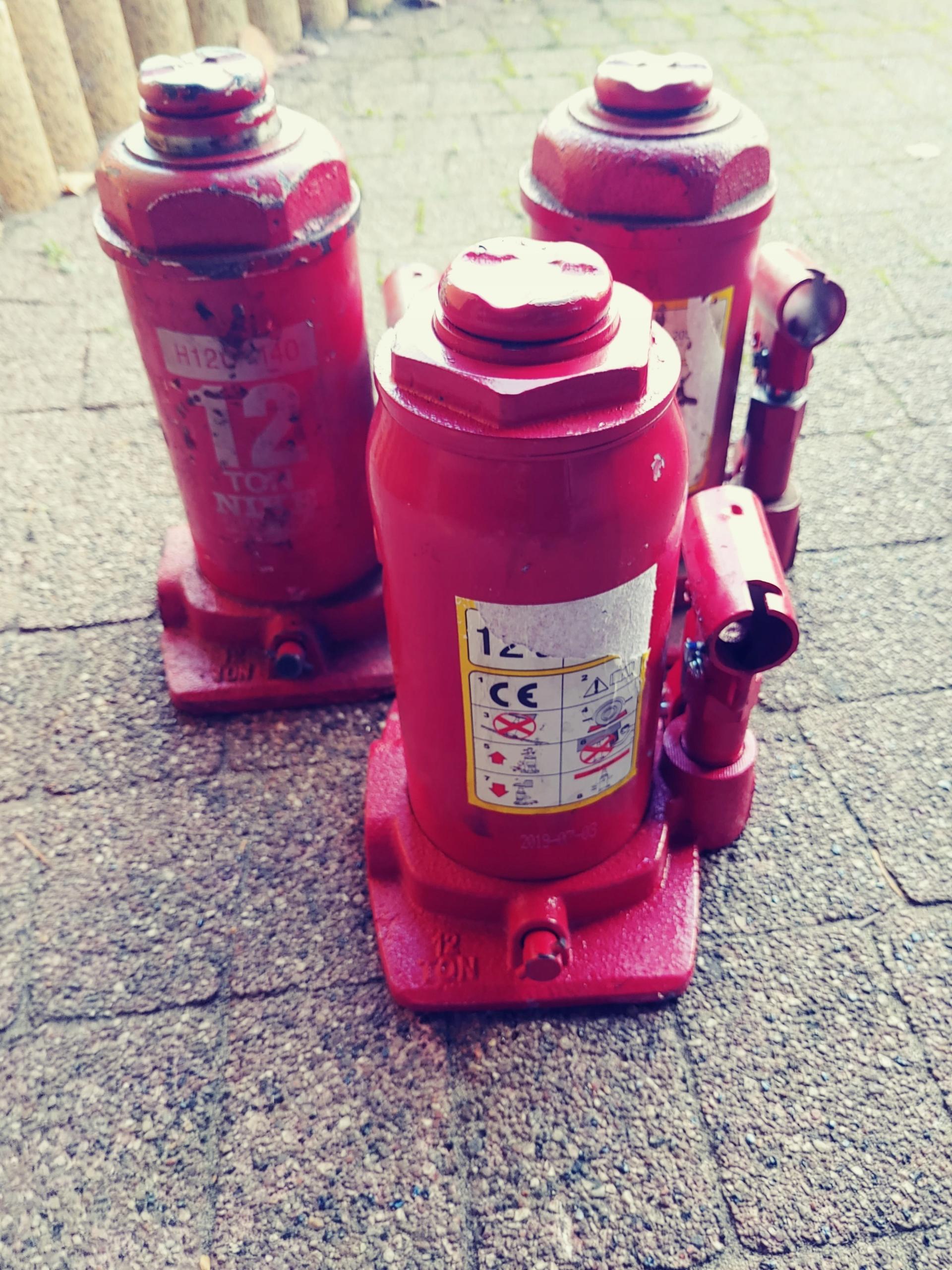 Домкрат 12T Scania R