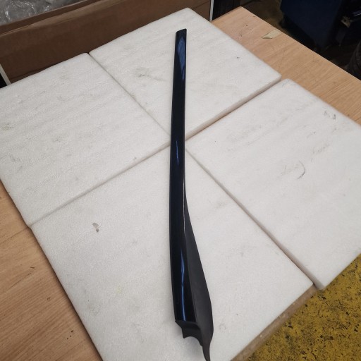 A1566900282 - Накладка на лобове скло права оригінал MERCEDES GLA 156