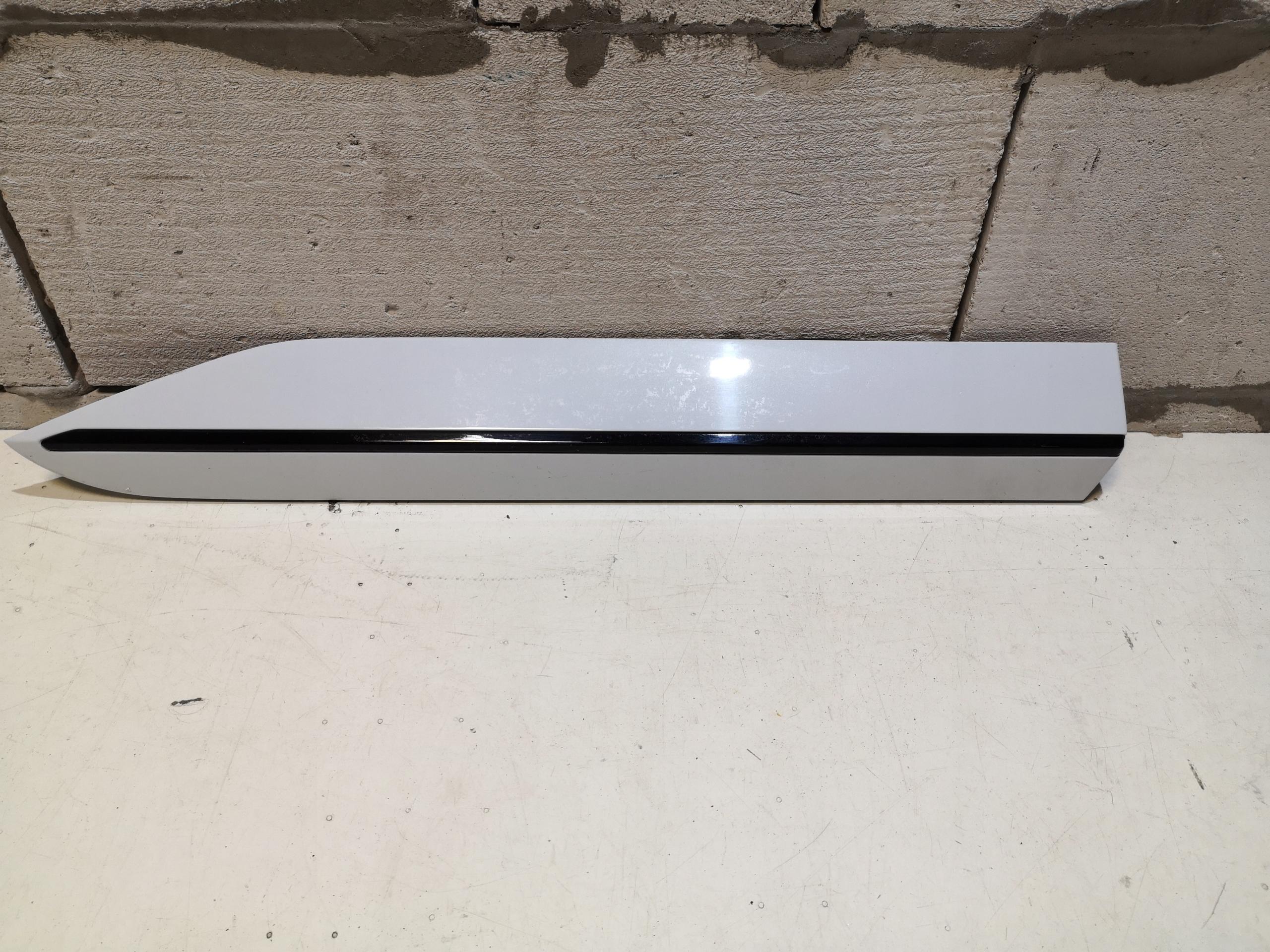 3V0854950 - Молдинг правой задней двери Skoda Superb III Sportline