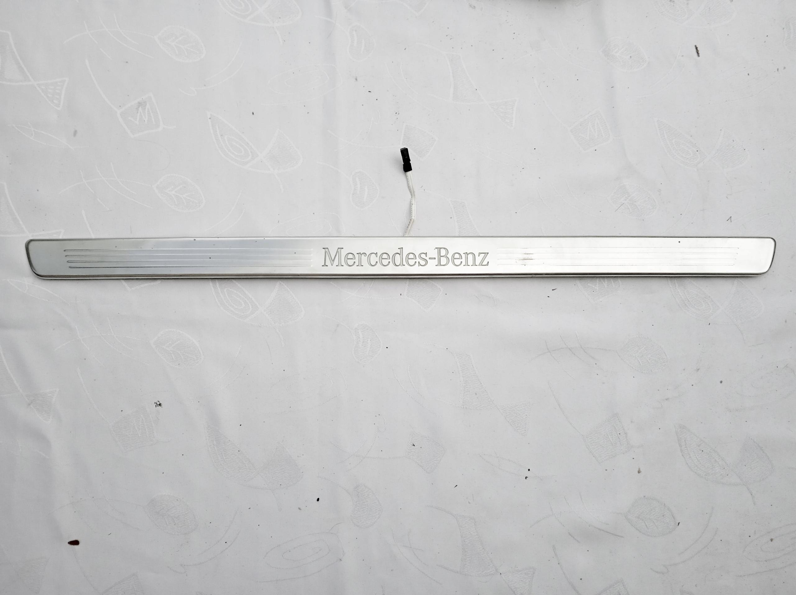 A2176801035 - Накладка на правий поріг MERCEDES W217 AMG LED