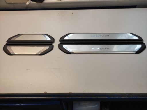 Защитные накладки на пороги Honda Civic IX поколения.