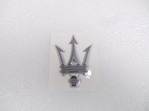 670161371 - Боковой логотип Эмблема Maserati MC20