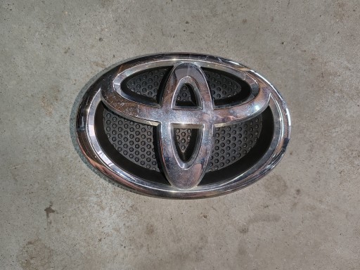 Емблема на передній бампер логотип 75311-02140 Toyota Auris I 06-12
