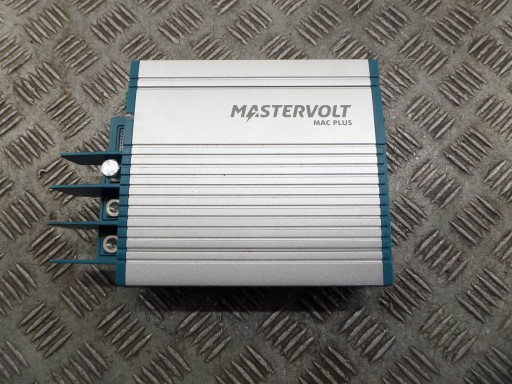 MASTERVOLT Booster для зарядки Mac Plus 12/12-50 - міцний зарядний пристрій