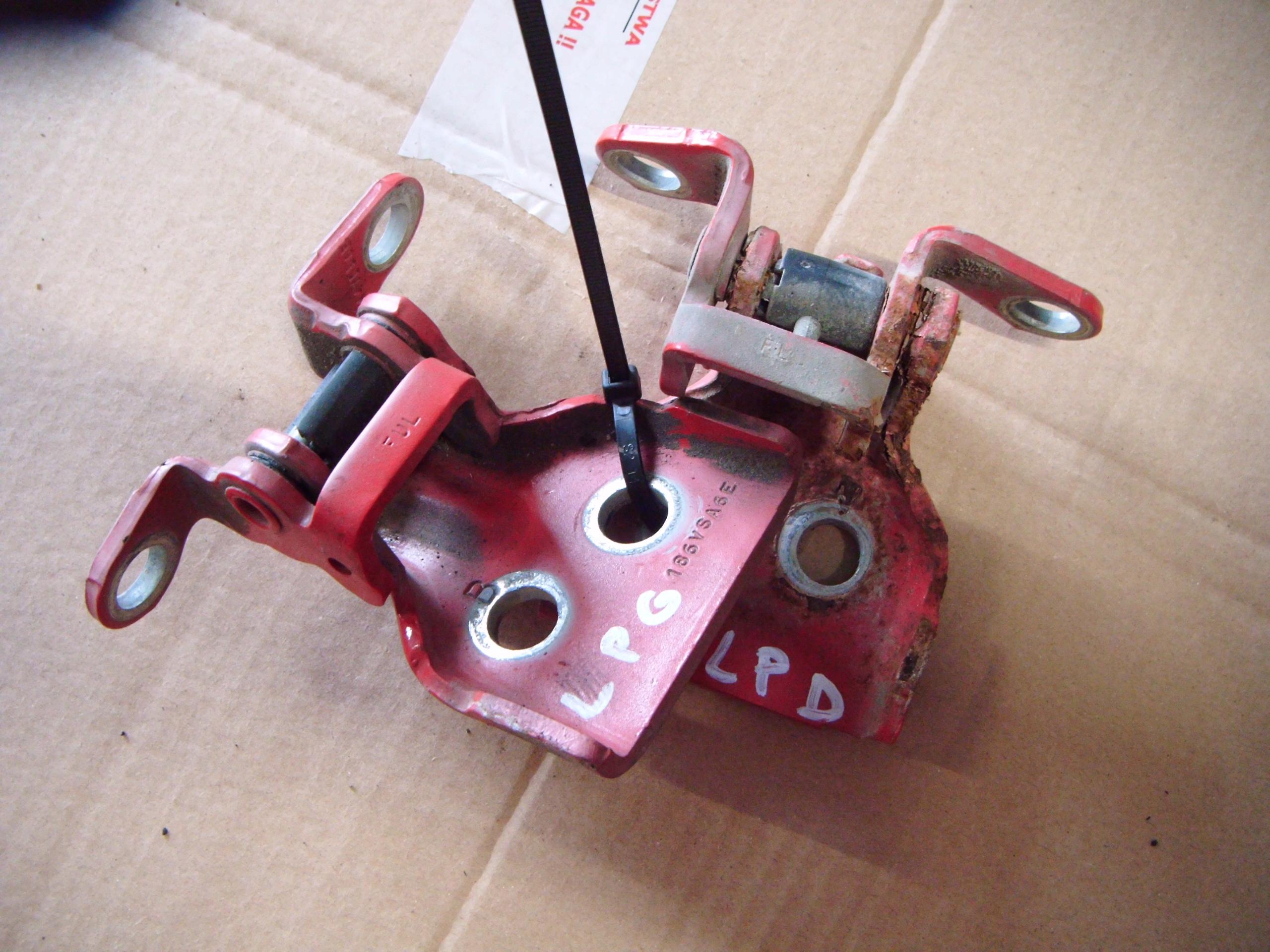 MAZDA 2 II ПЕТЛЯ ДВЕРИ ЛЕВАЯ ПЕРЕДНЯЯ В СБОРЕ