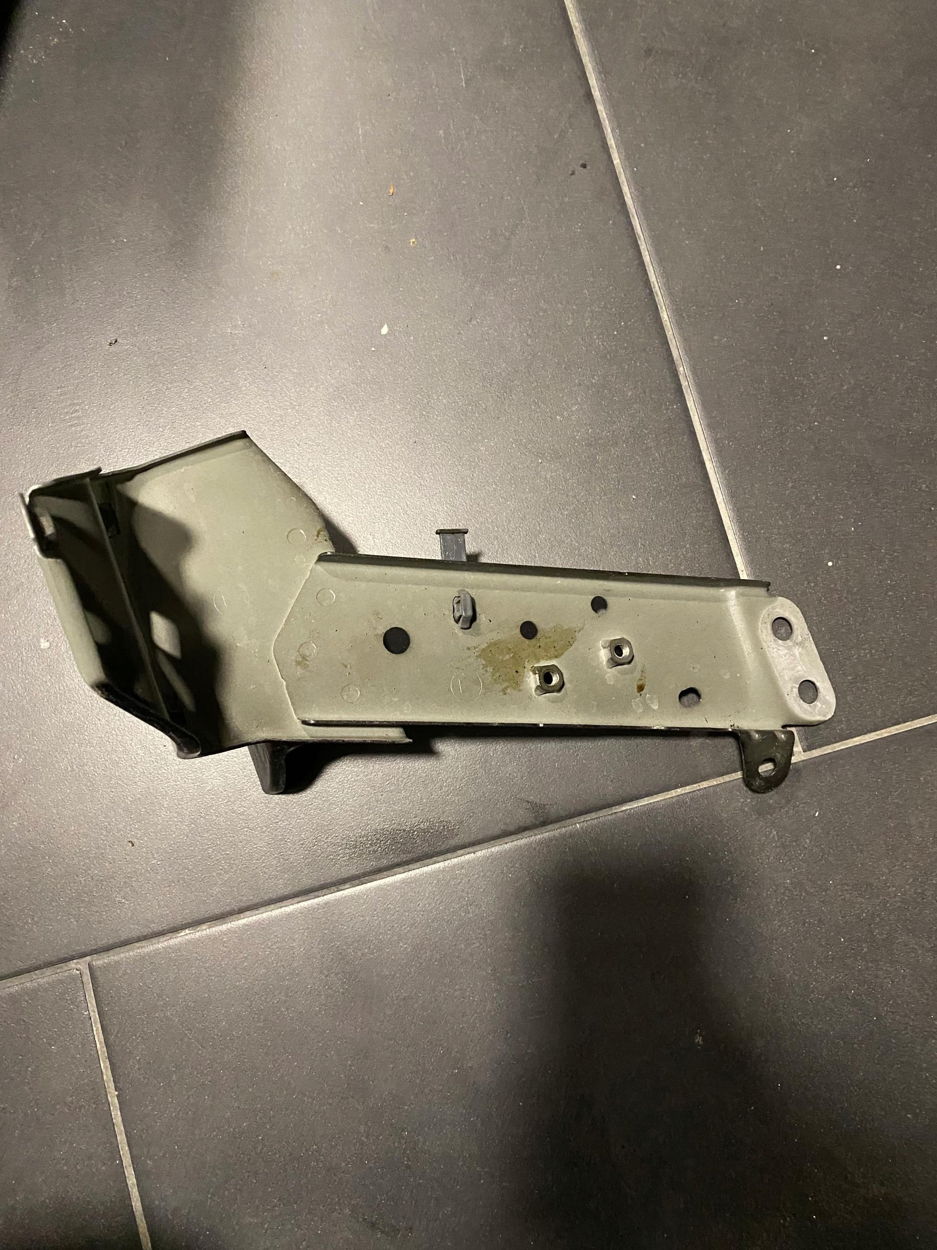 MAZDA CX3 2016 2017 2018 кронштейн крыла левый