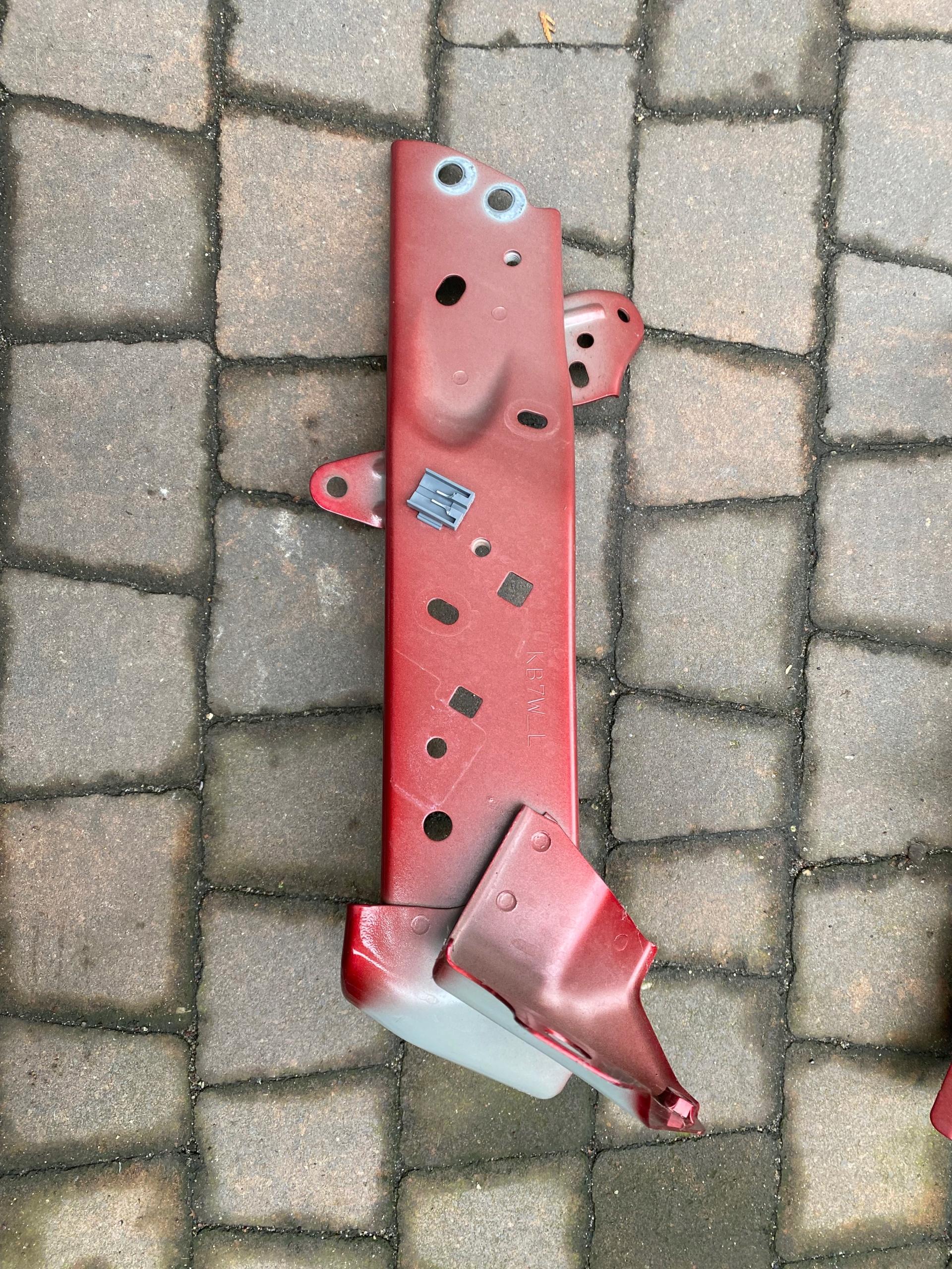 KB7W-L - MAZDA CX5 II 2019 кронштейн крила передній лівий