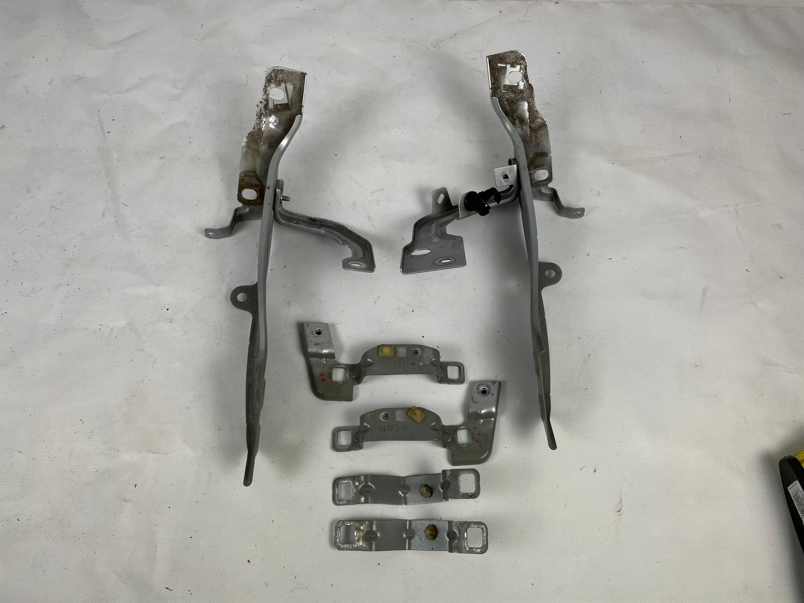 MEGANE IV ПРАВИЙ ЛІВИЙ КРОНШТЕЙН КРІПЛЕННЯ КРИЛА