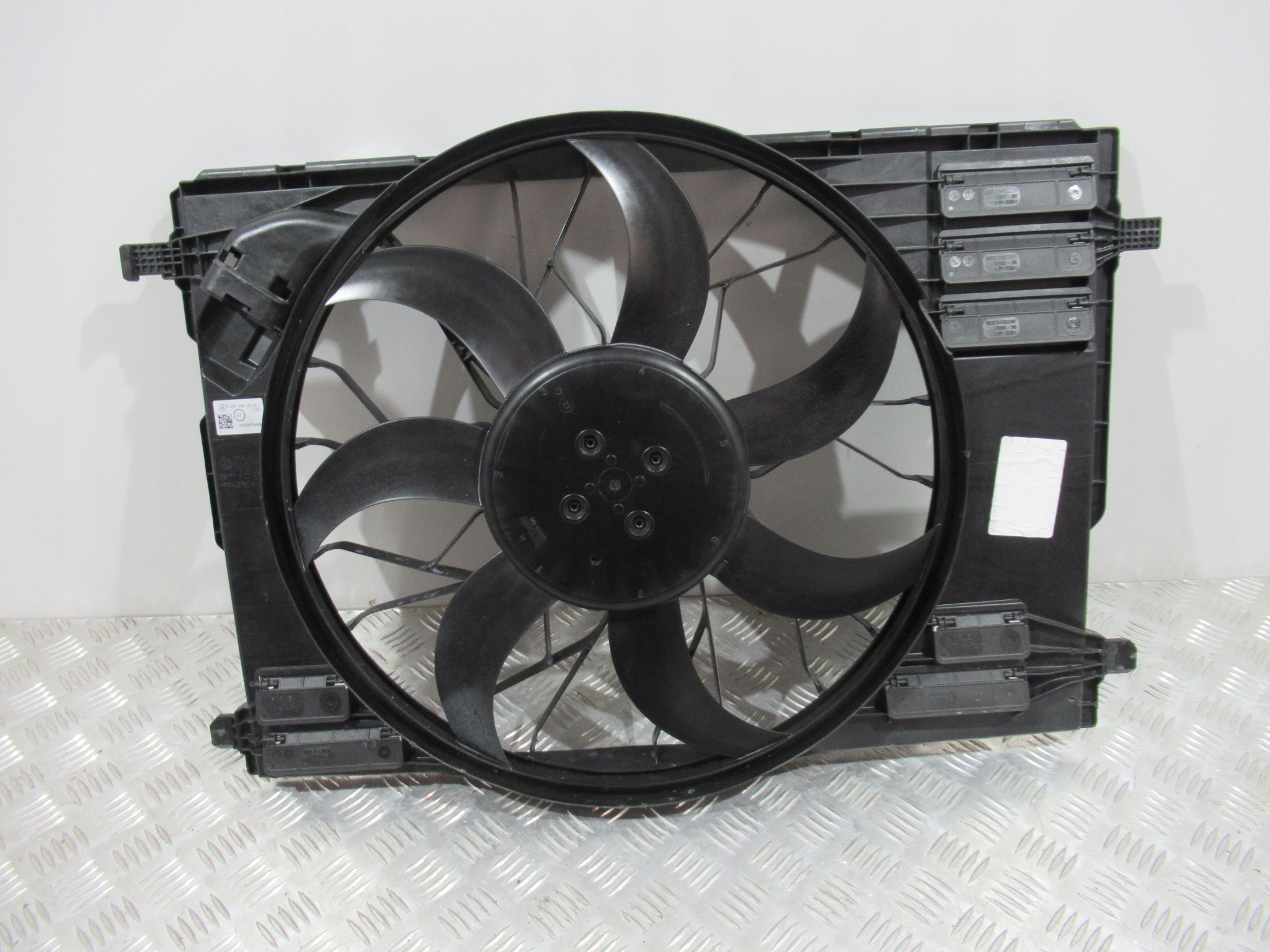 A2479067906 - MERCEDES B класс W247 W117 вентилятор радиатора