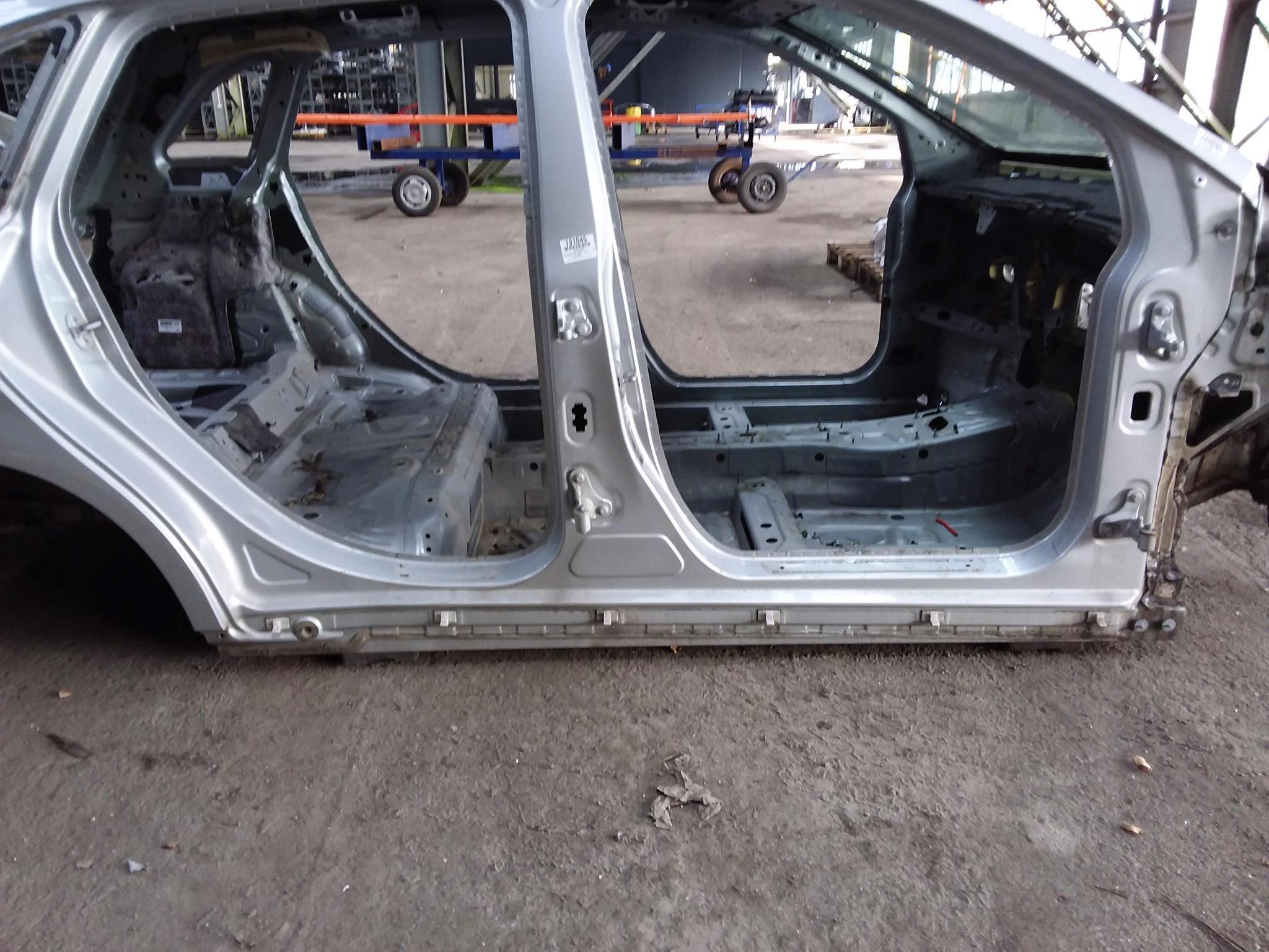 MERCEDES B W246 поріг правий 761