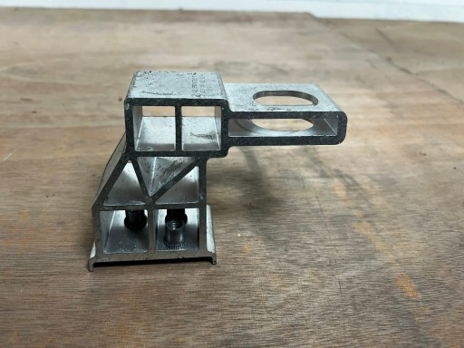 A2135010720 - MERCEDES BENZ E-Class W213 2016-2023 кронштейн кріплення радіатора праве