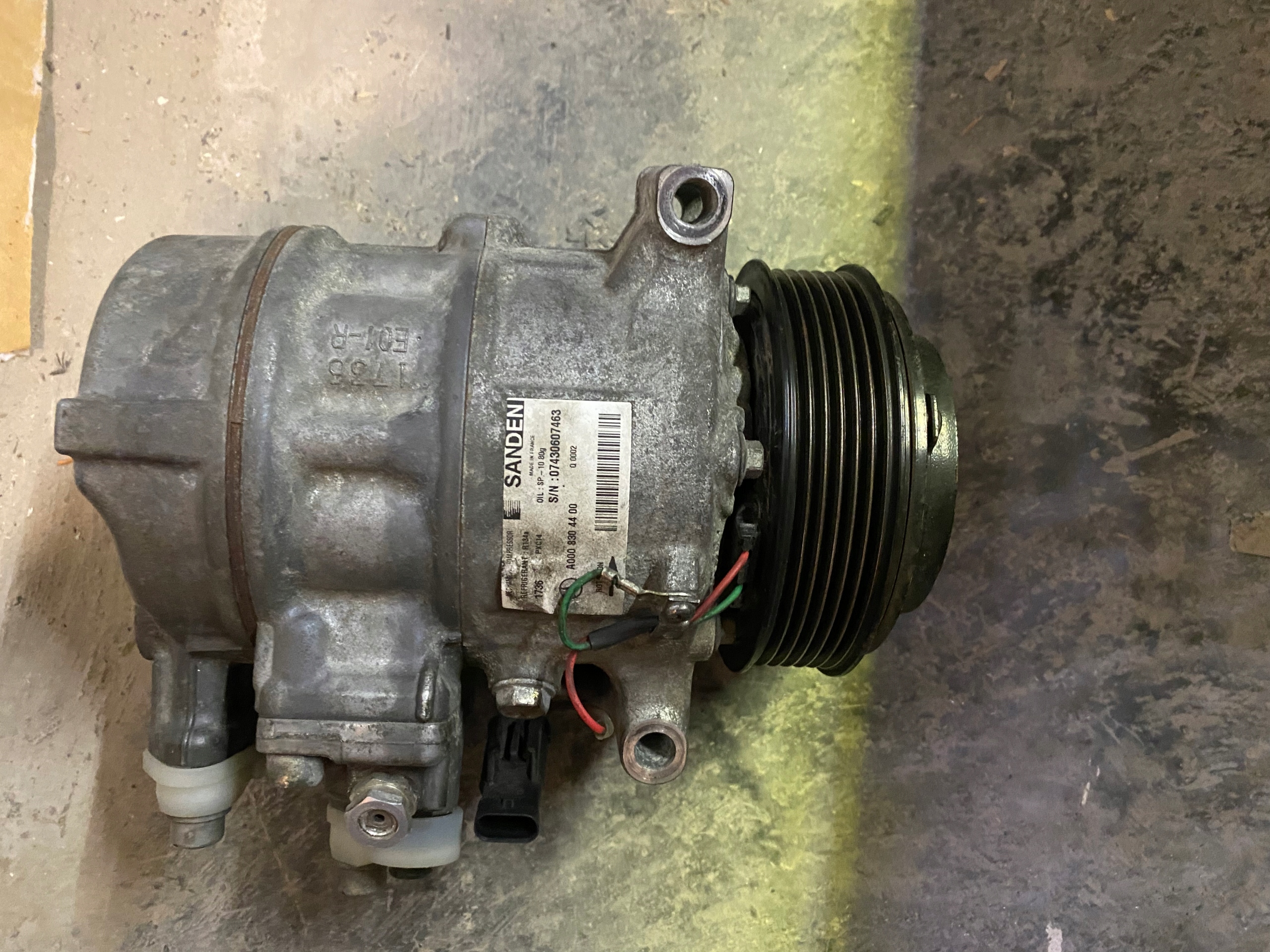 MERCEDES C-Class 2.2 CDI A0008304400 651921 компрес