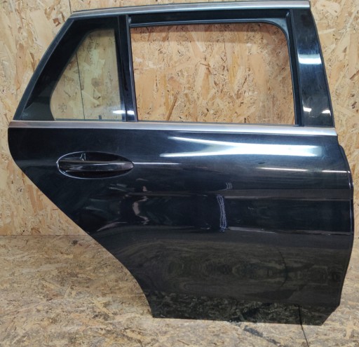 Mercedes c клас у 205 вагонах станції правий задній задній