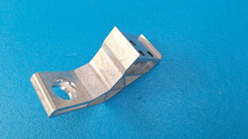 A2055013920 1 - MERCEDES C W205 КРЕПЛЕНИЕ РАДИАТОРА ЛЕВОЕ НОВОЕ