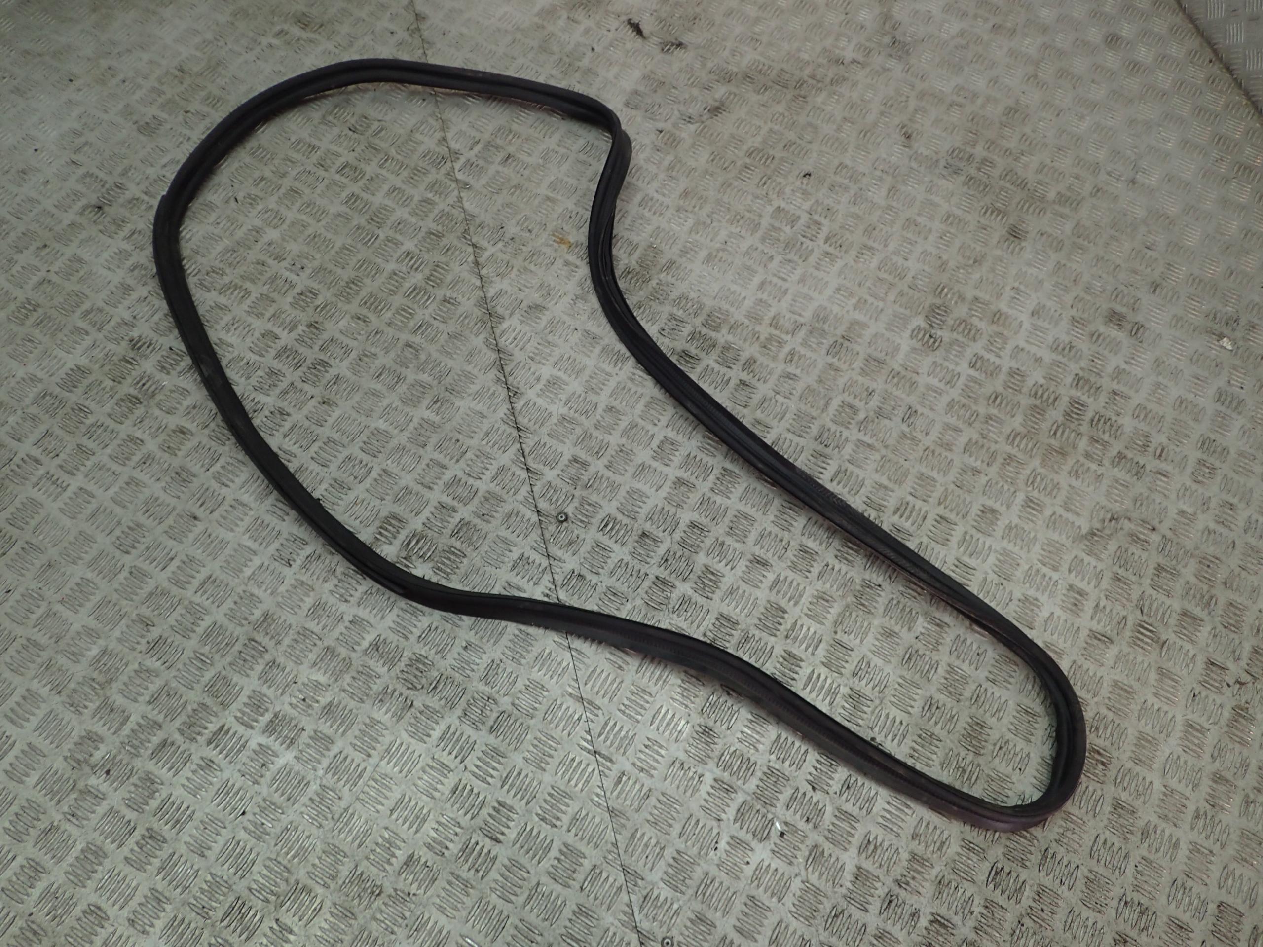 A213 - Mercedes E W213 Sedan прокладка крышки багажного отсека