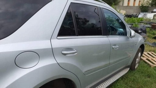 Mercedes ml w164 права задня дверцята c775