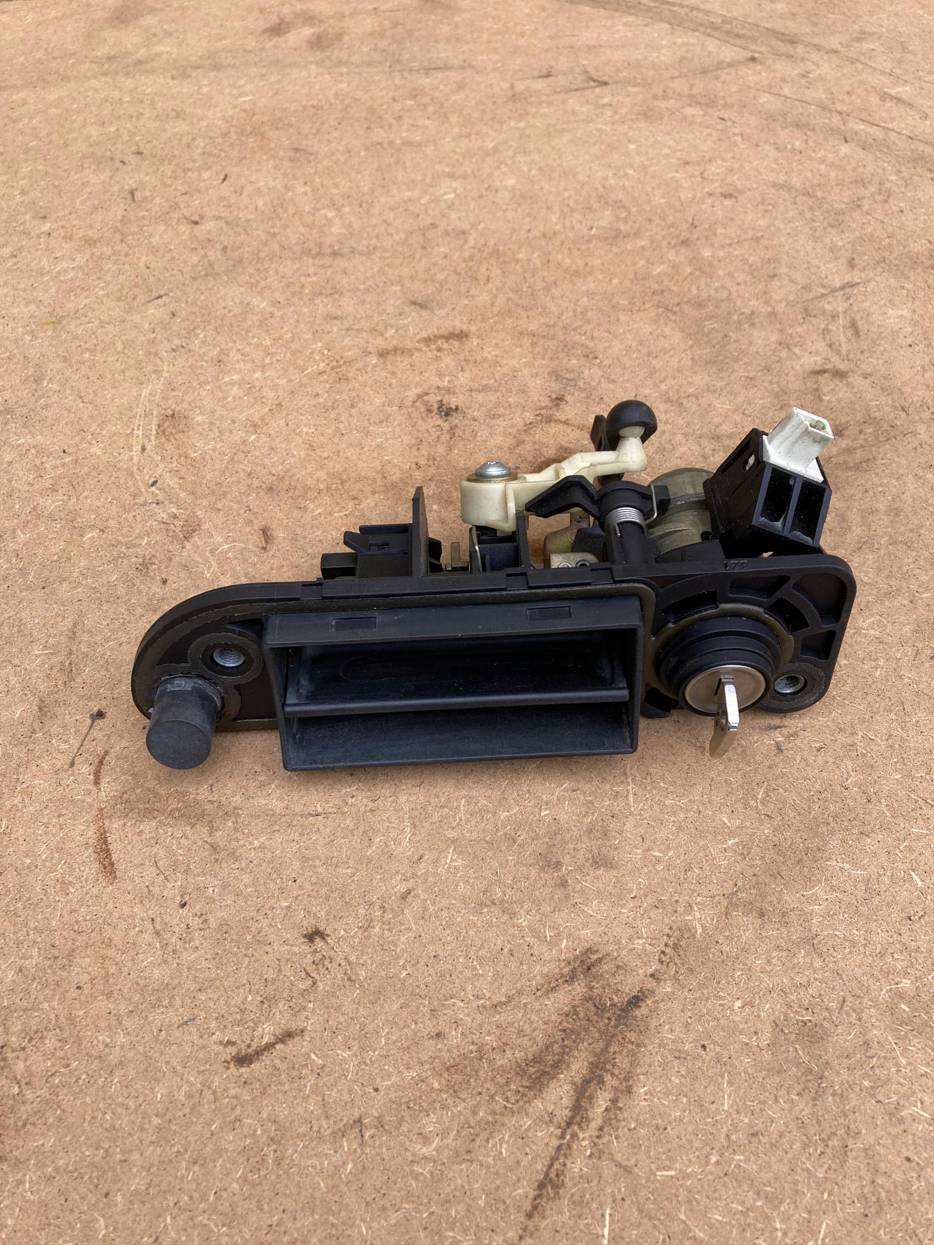 2307500493 - MERCEDES SL R230 дверная ручка замок откидной задний ключ